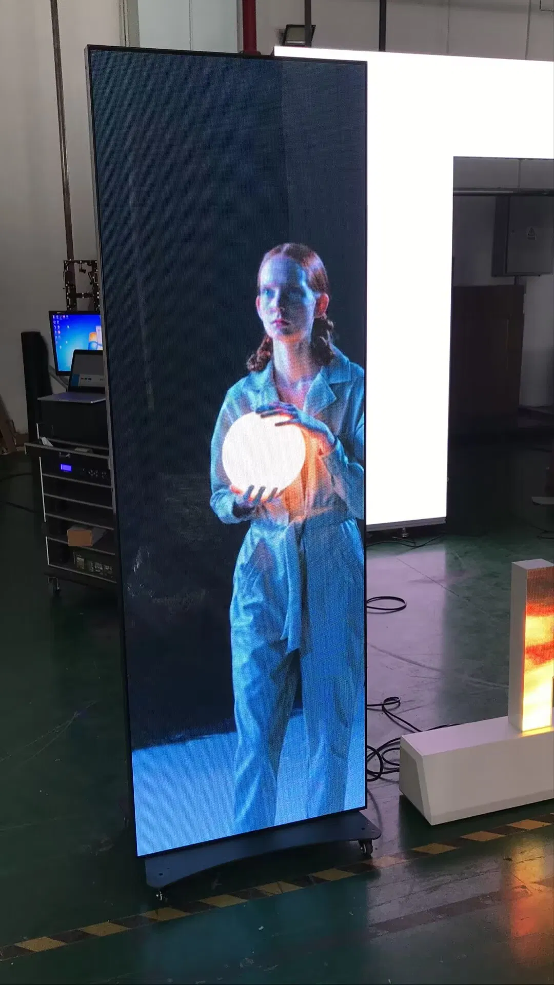 Commercial Floor Stand P2.5 Digital Advertising Poster LED Display 640X1920mm