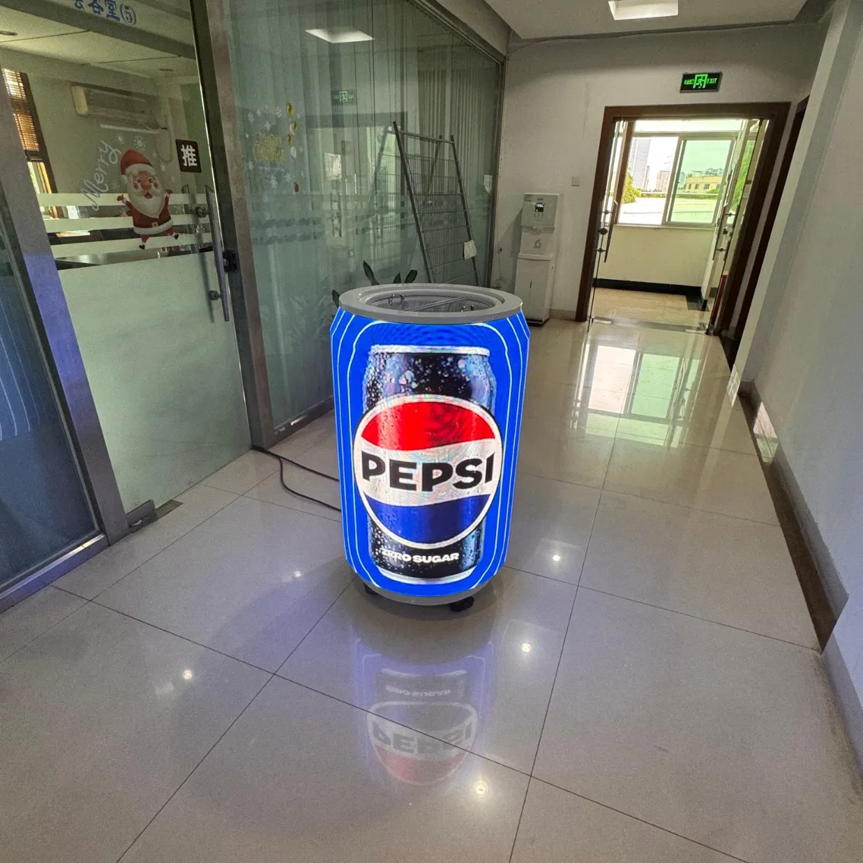 Paneles LED flexibles equipados con refrigerador móvil 50L - P1.86 Pantalla publicitaria de alta definición Gob