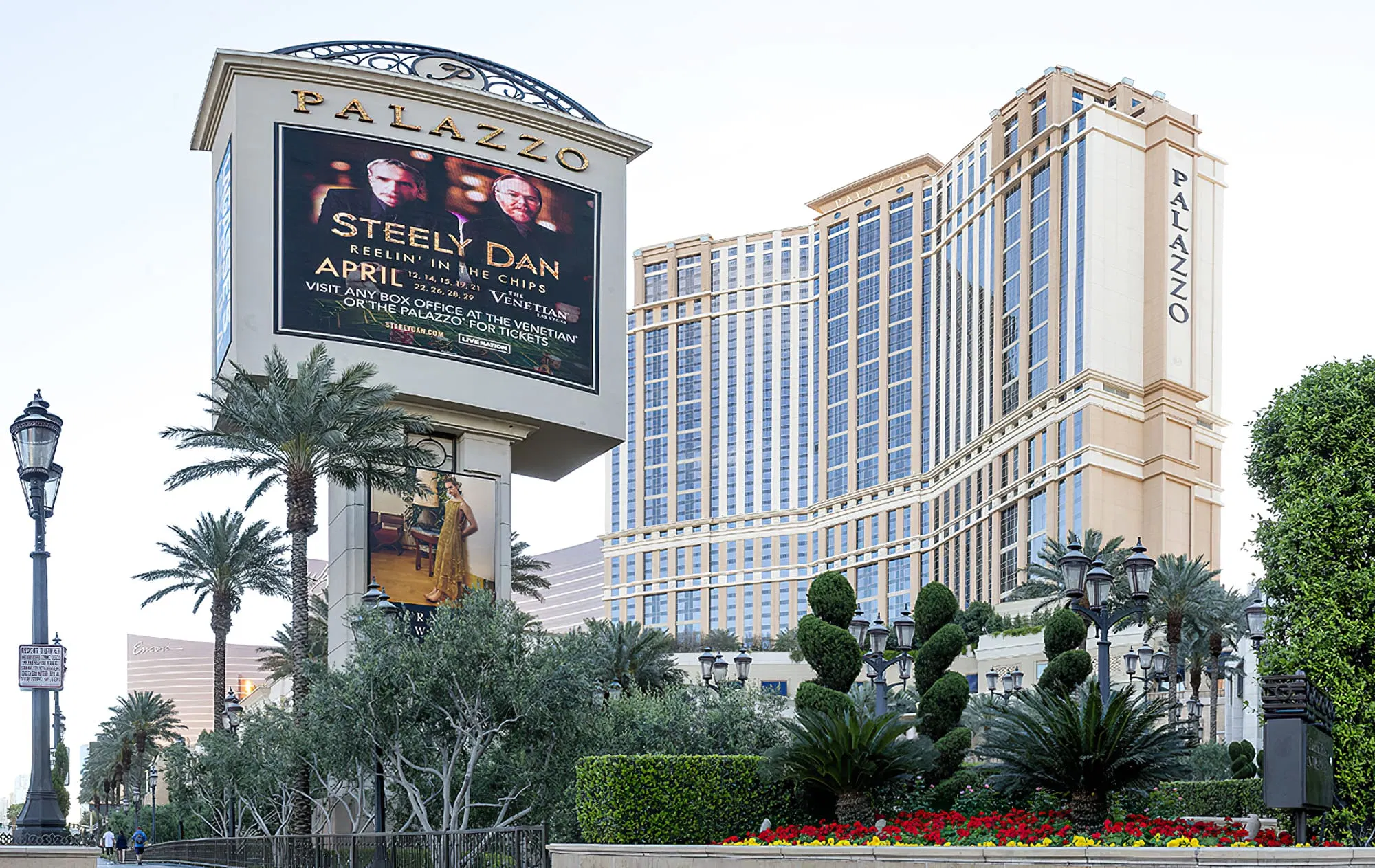 3D P8 LED Video Wall Flexible Curve LED Screen to Play Commercial Advertising Outdoor Advertising LED Display Screen