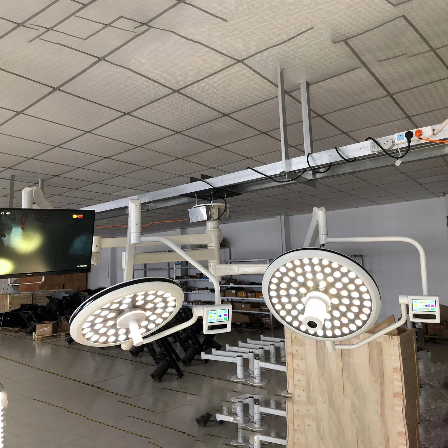 China Mplent Factory Produce 700 Dome LED Surgical Light Ceiling Mounted Operation Light for Hospital Clinic Medical Application