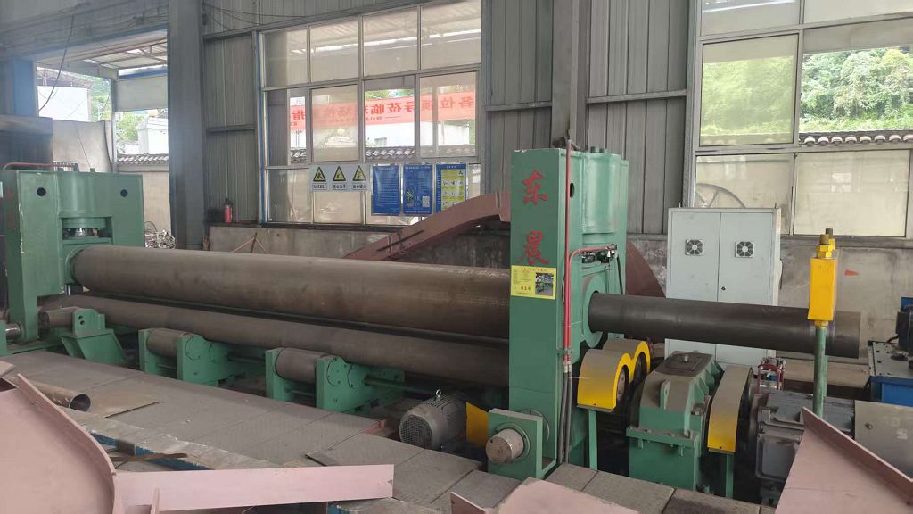 Rolling machine for metal forming and industrial manufacturing processes