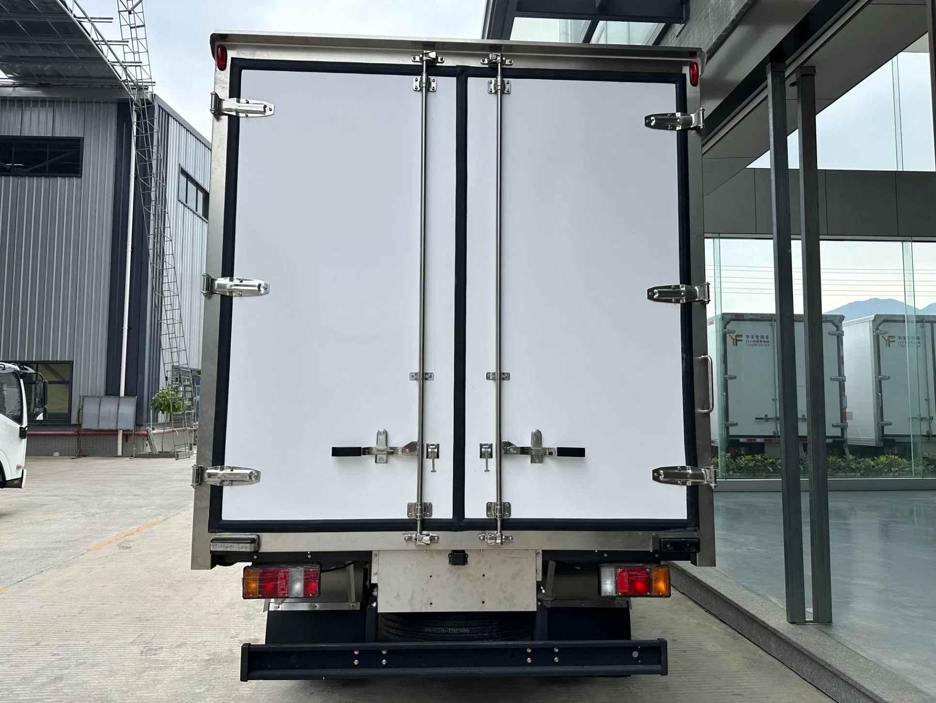Dubai Airport Catering Commercial Refrigerated Vehicle