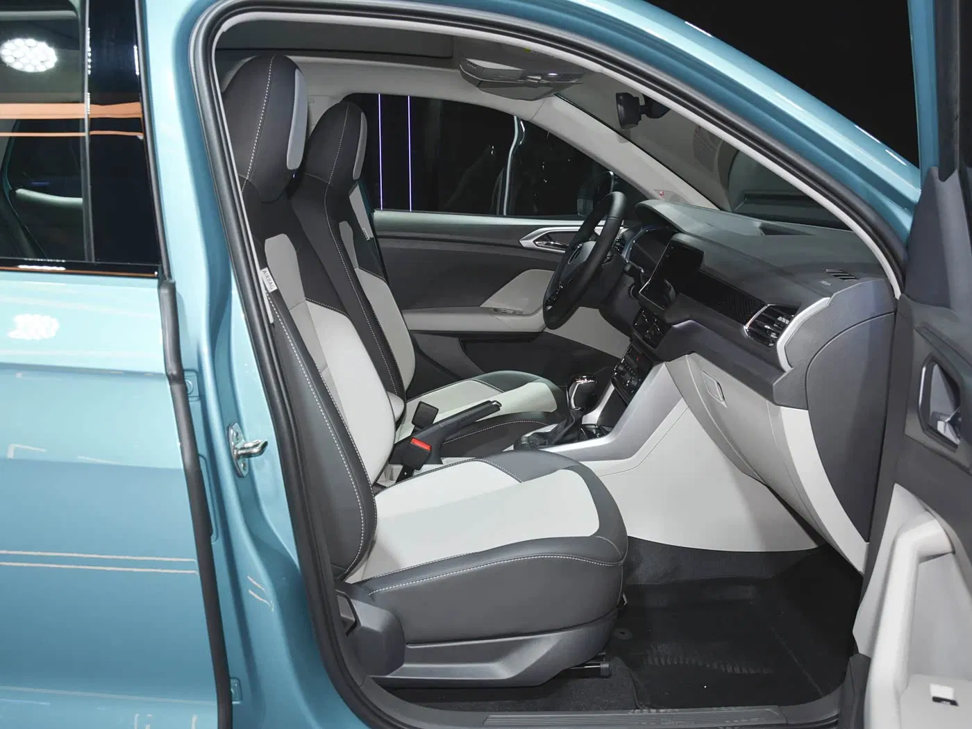 2025 Volkswagens T-Cross 300tsi DSG Deluxe 1.5t Engine Gasoline Car Fwd 5 Door 5 Seater SUV with Panoramic Sunroof Used SUV