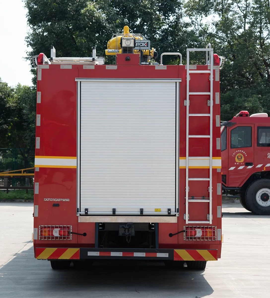 Mercedes-Benz HOWO Isuzu Man Sinotruk 16000L Fire Truck Specialized China Manufacturer 8X4 6X4 6X6 4X4 New Guangdong Diesel Airport Pickup Heavy Duty