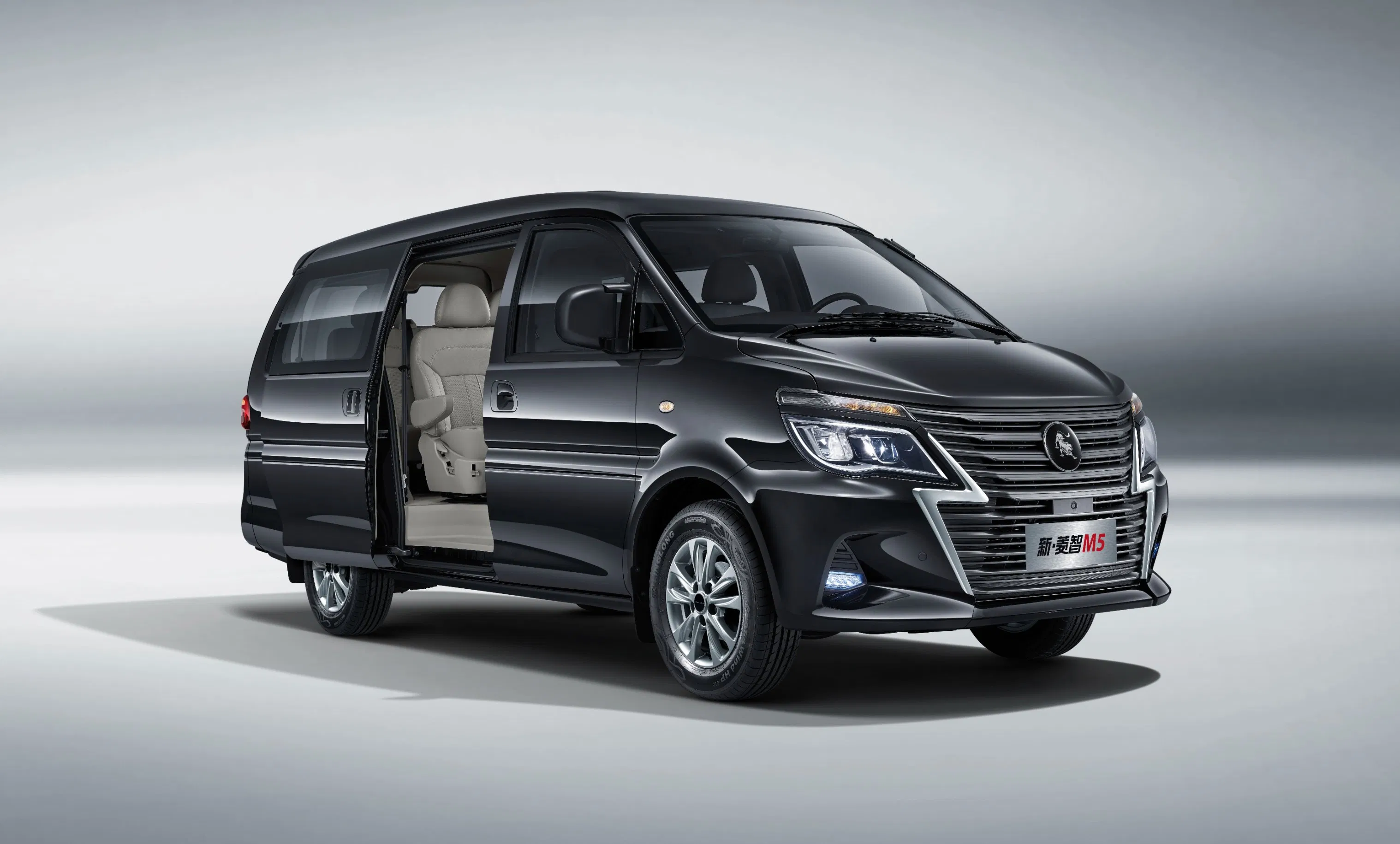 Affordable Forthing Lingzhi M5 Minivan Featuring Elegant Light Color Scheme MPV