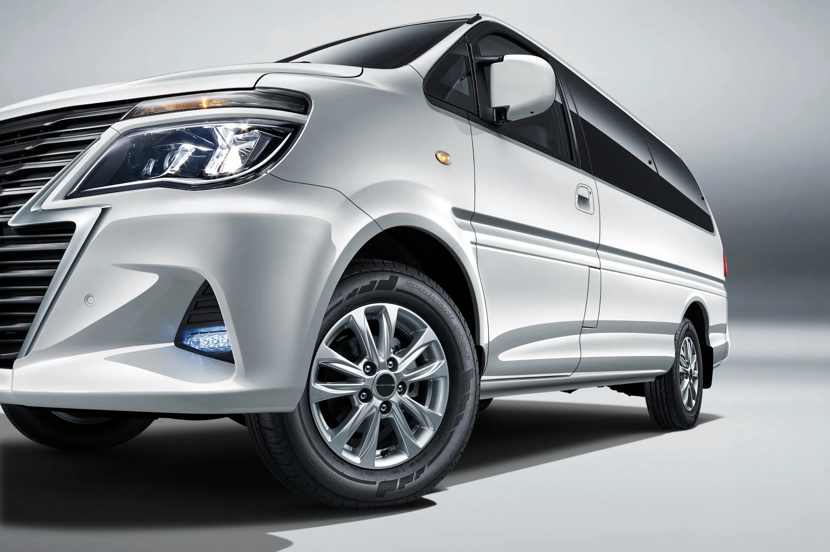 Forthing Reliable Cargo Vehicle Lingzhi M5 MPV Leaf Spring Suspension Minivan