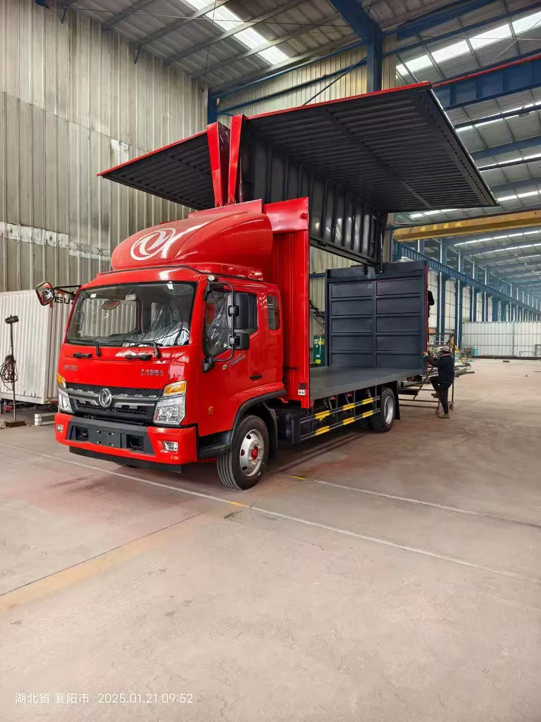 Efficient Dongfeng 4X2 City Delivery Vehicle Light Commercial Vehicle