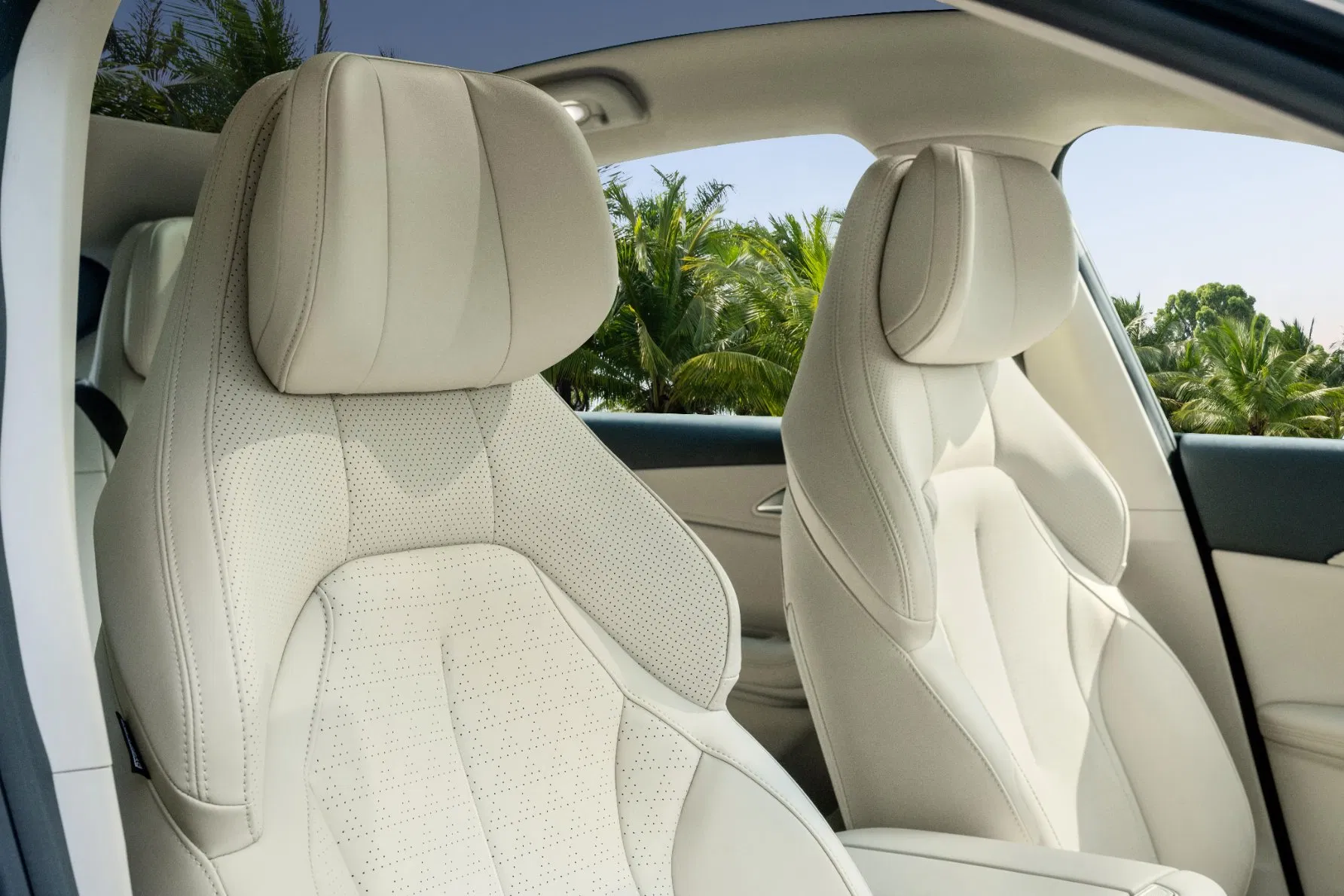 Powerful Forthing S7 EV 200-250PS Power Output Front Wheel Drive Sedan