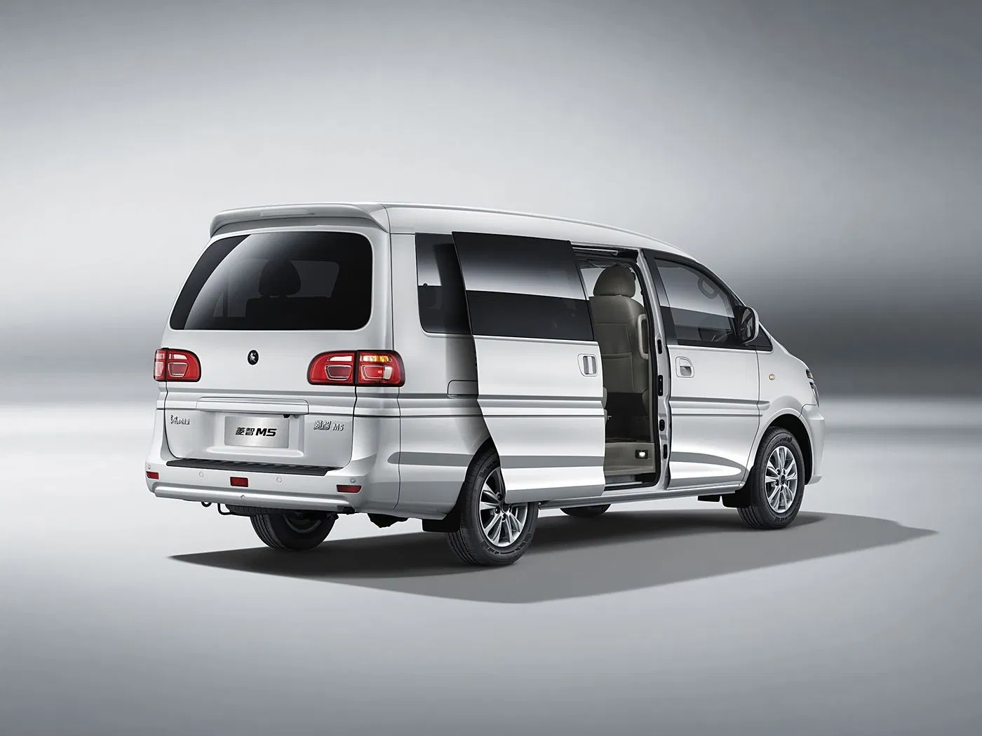Economical Dongfeng Lingzhi M5 Minivan with Dual Engine Options