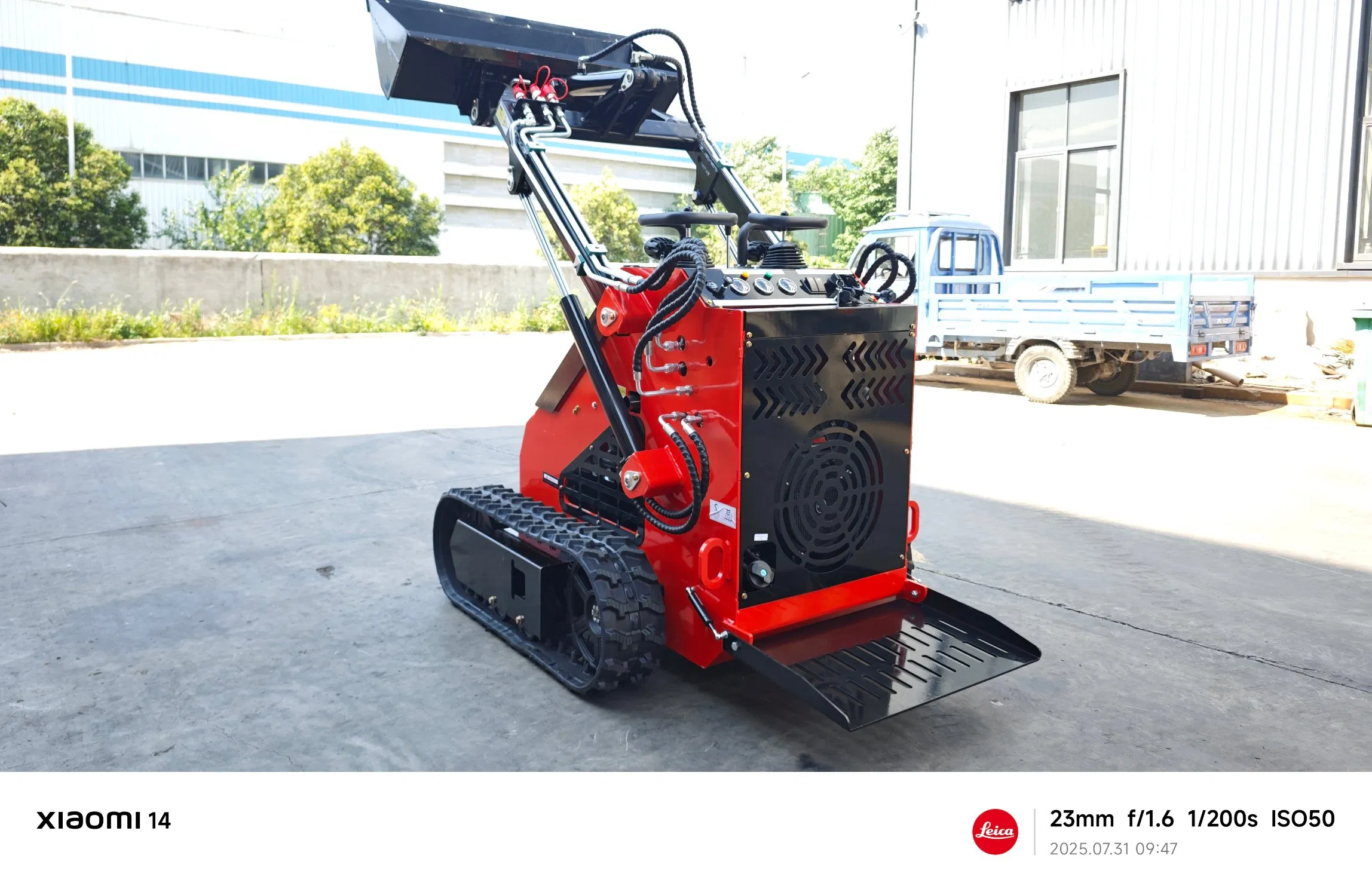 Step-in Design Skid Steer Loader Convertible Wheel/Track Loader EPA Compliant Mini Skid Steer Loader CE Marked Free Shipping 40+ Attachments