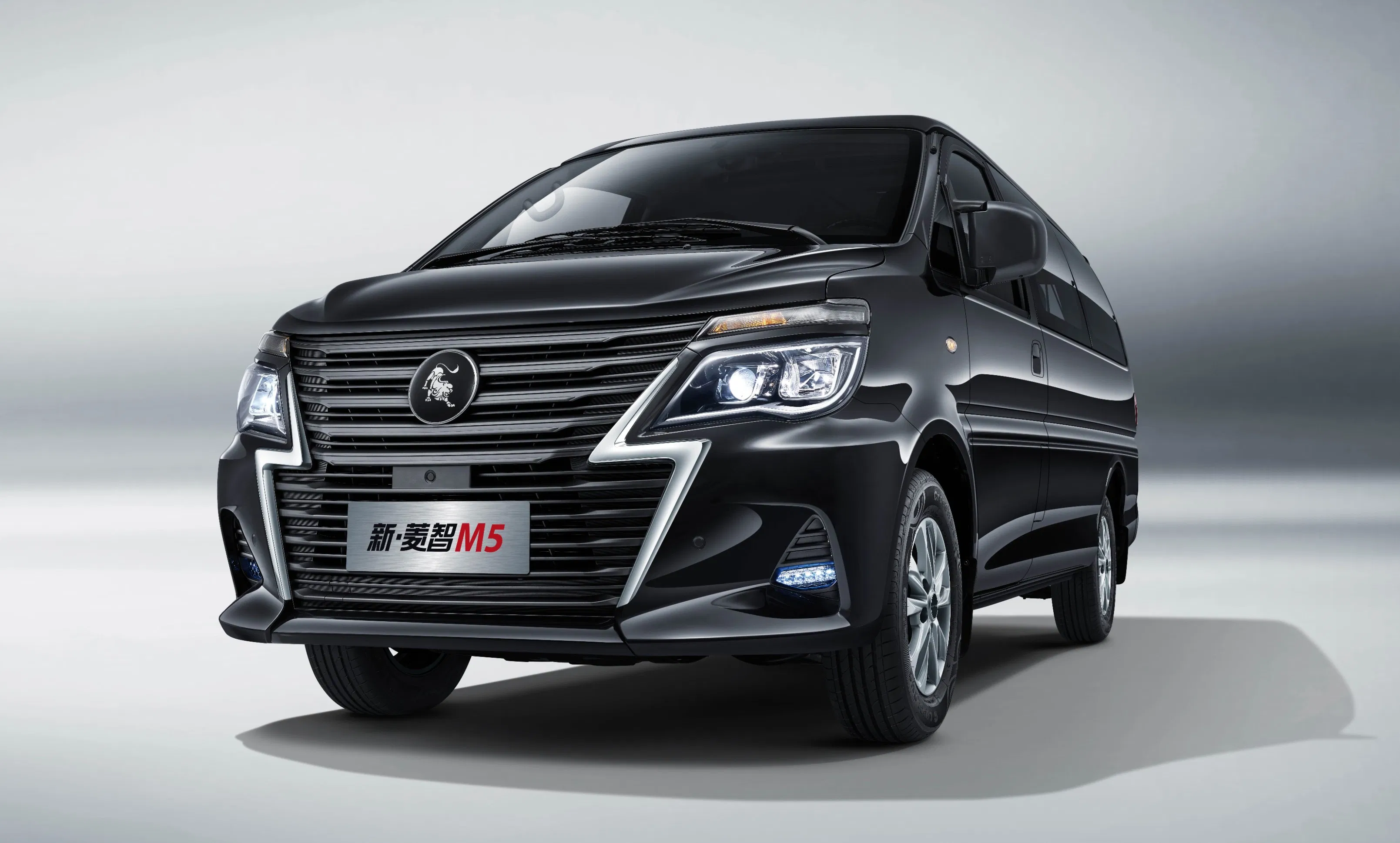 Forthing Reliable Cargo Vehicle Lingzhi M5 MPV Leaf Spring Suspension Minivan