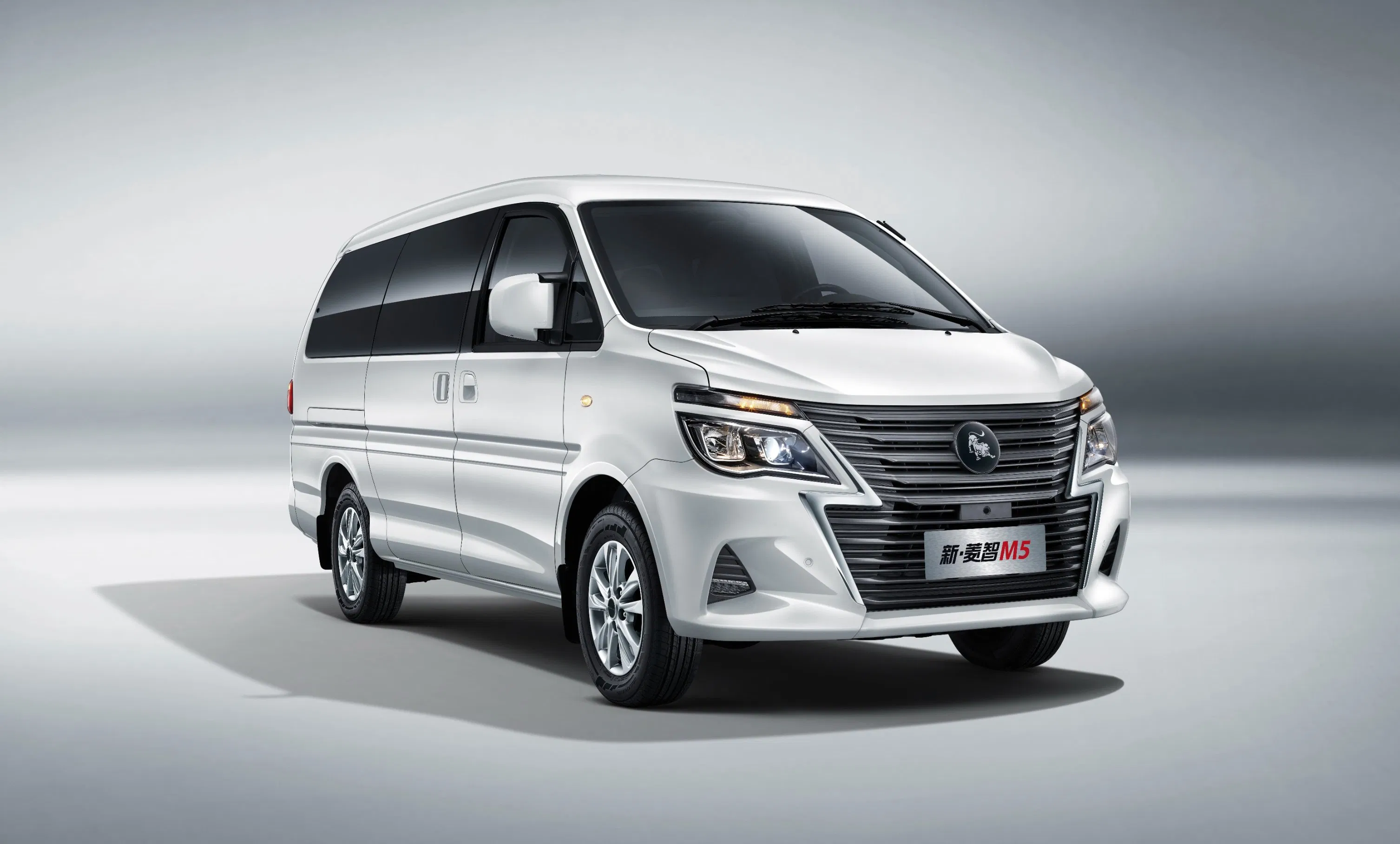 Affordable Forthing Lingzhi M5 Minivan Featuring Elegant Light Color Scheme MPV