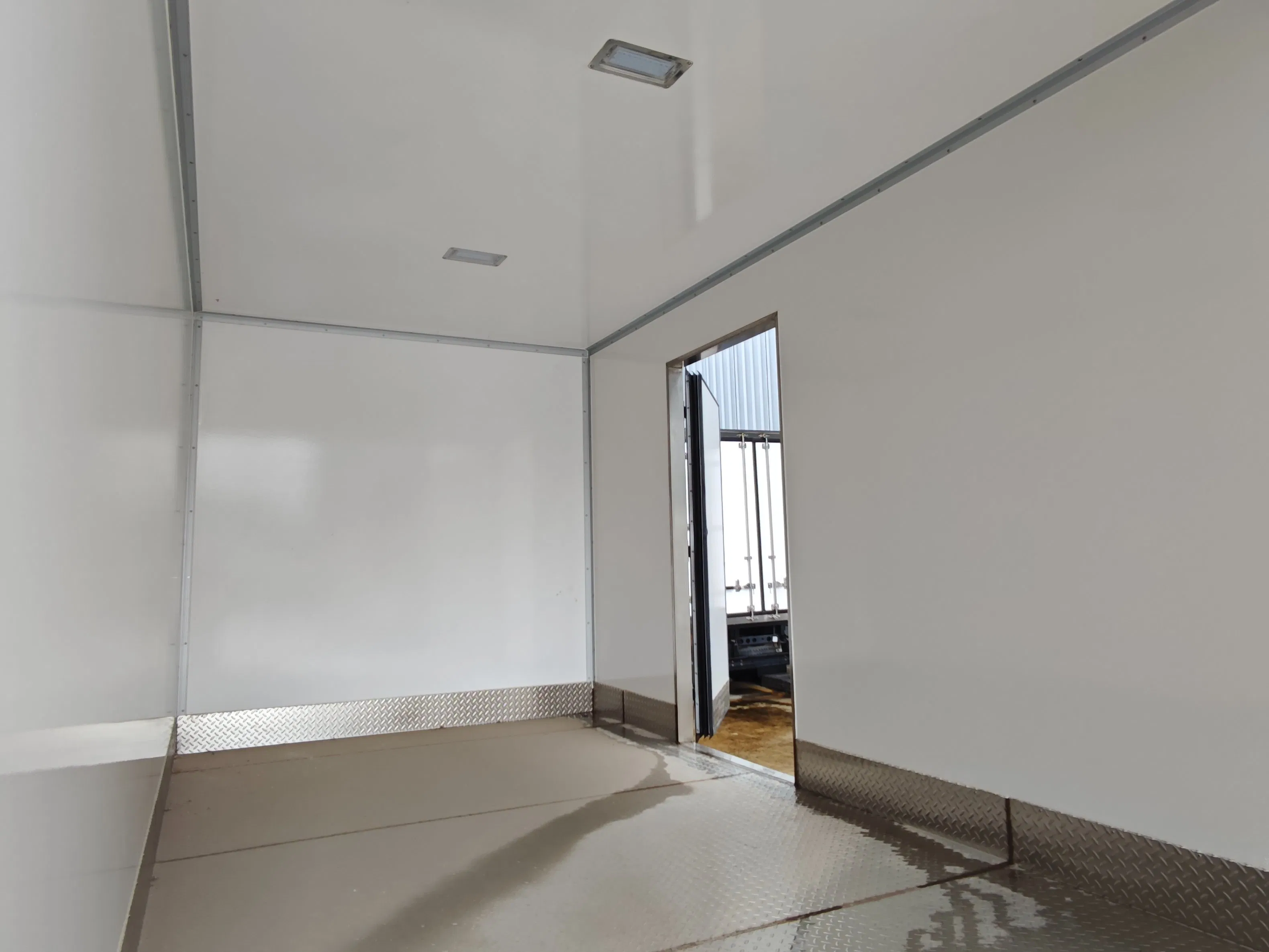 Dubai Airport Catering Commercial Refrigerated Vehicle