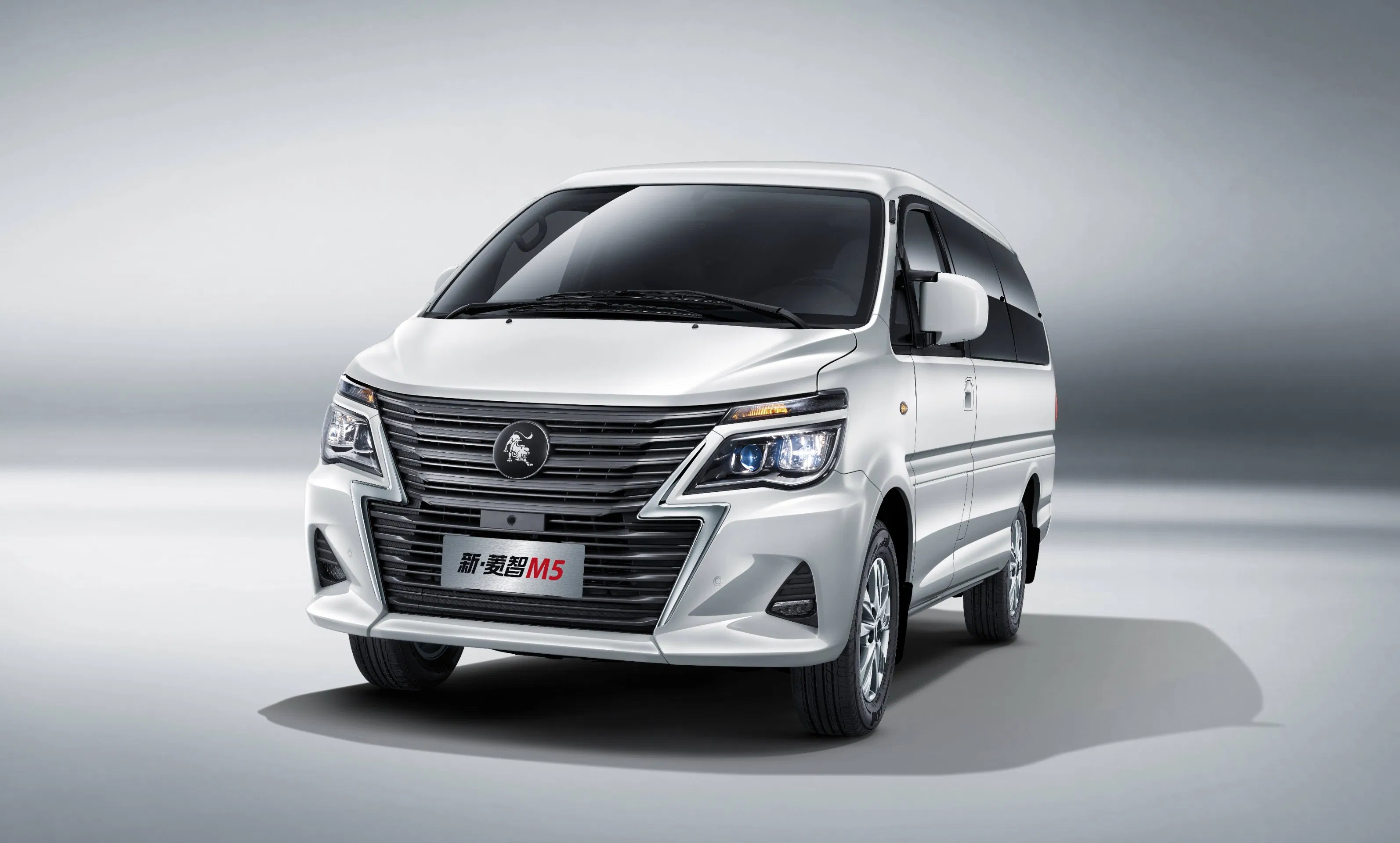 Affordable Forthing Lingzhi M5 Minivan Featuring Elegant Light Color Scheme MPV