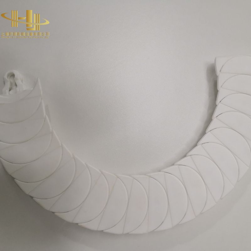 Side-Flexing Plastic Conveyor Chain for Compact Curved Layouts, Flexible Transport, and Packaging Line Optimization