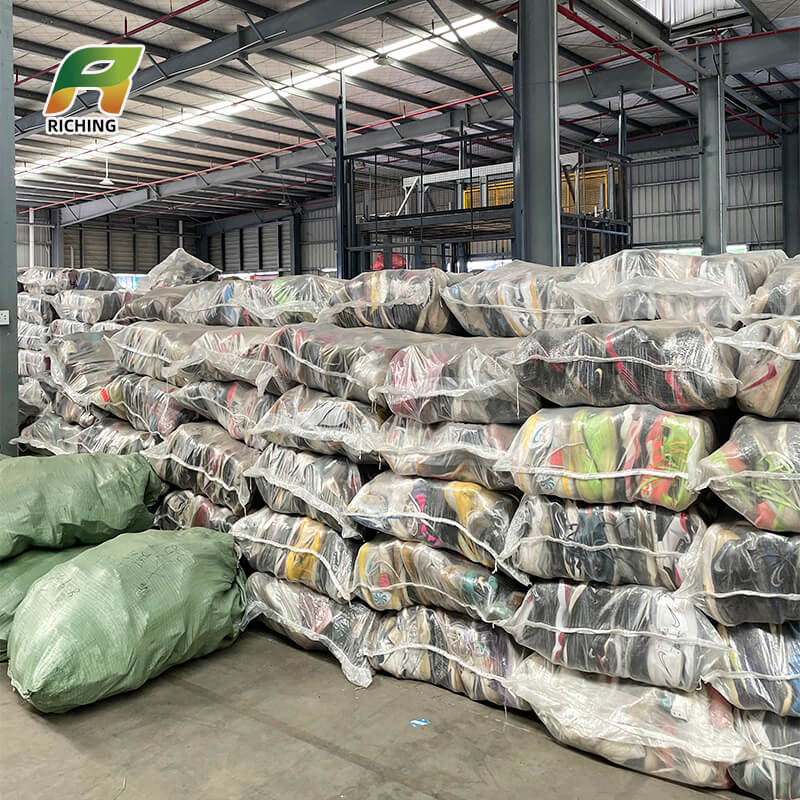 Sepatu Bekas Original Kulit Pria Wanita Olahraga Indonesia Badminton Safety Futsal Mix Import Premium Grosir