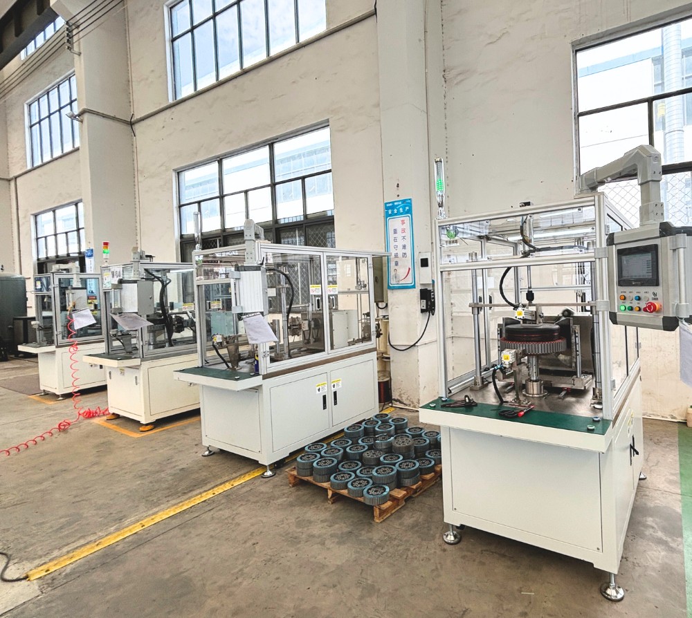 Liangzhi HVLS fan after-sales service team providing on-site technical support and installation guidance