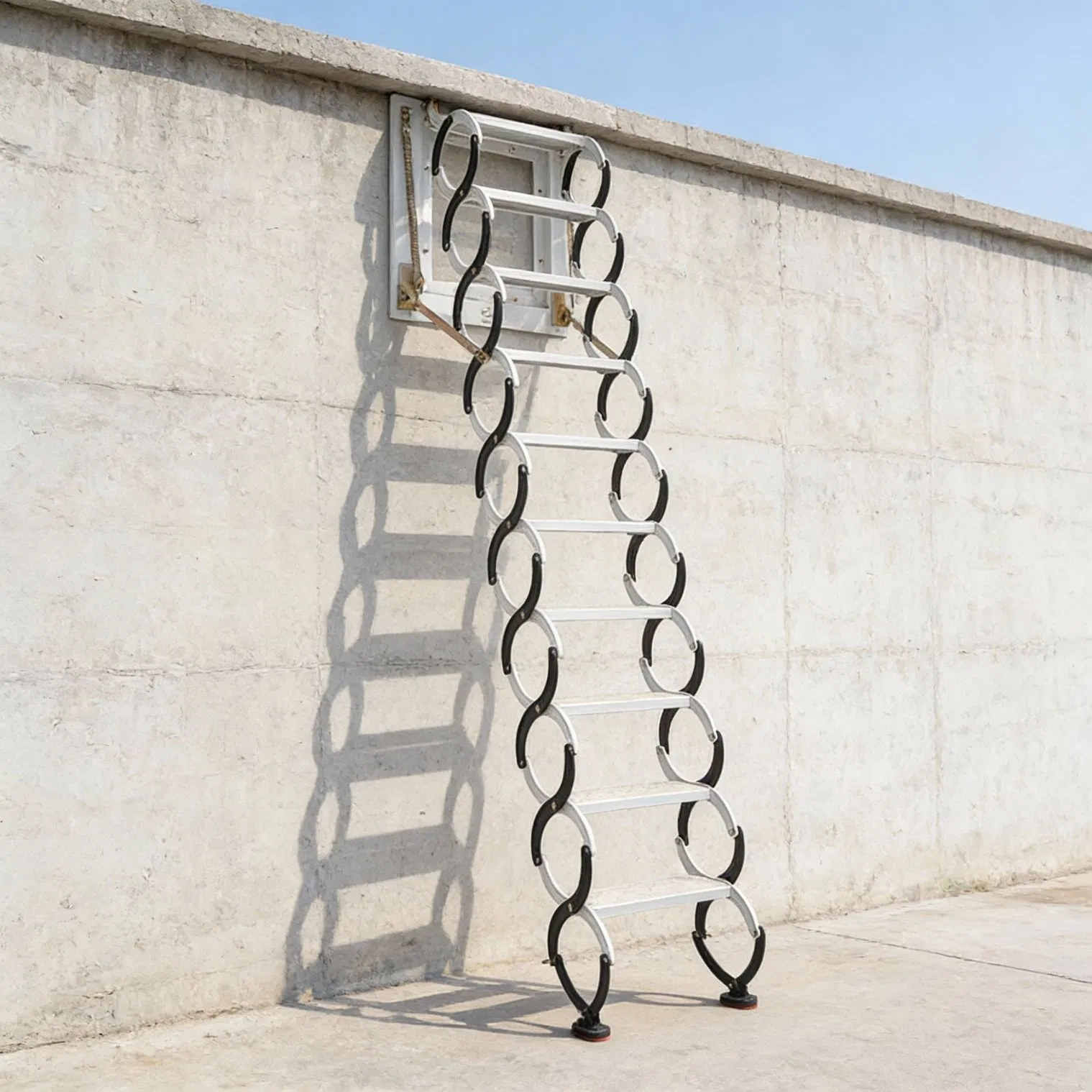 Outdoor Steel Wall Mounted Retractable Ladder System