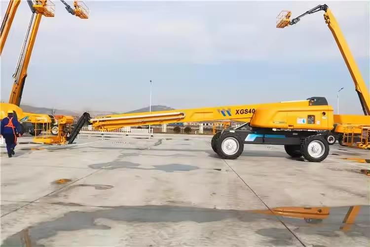 Self-Propelled Telescopic Boom China 28m Lift Mobile Elevated Work Platform Xgs28K