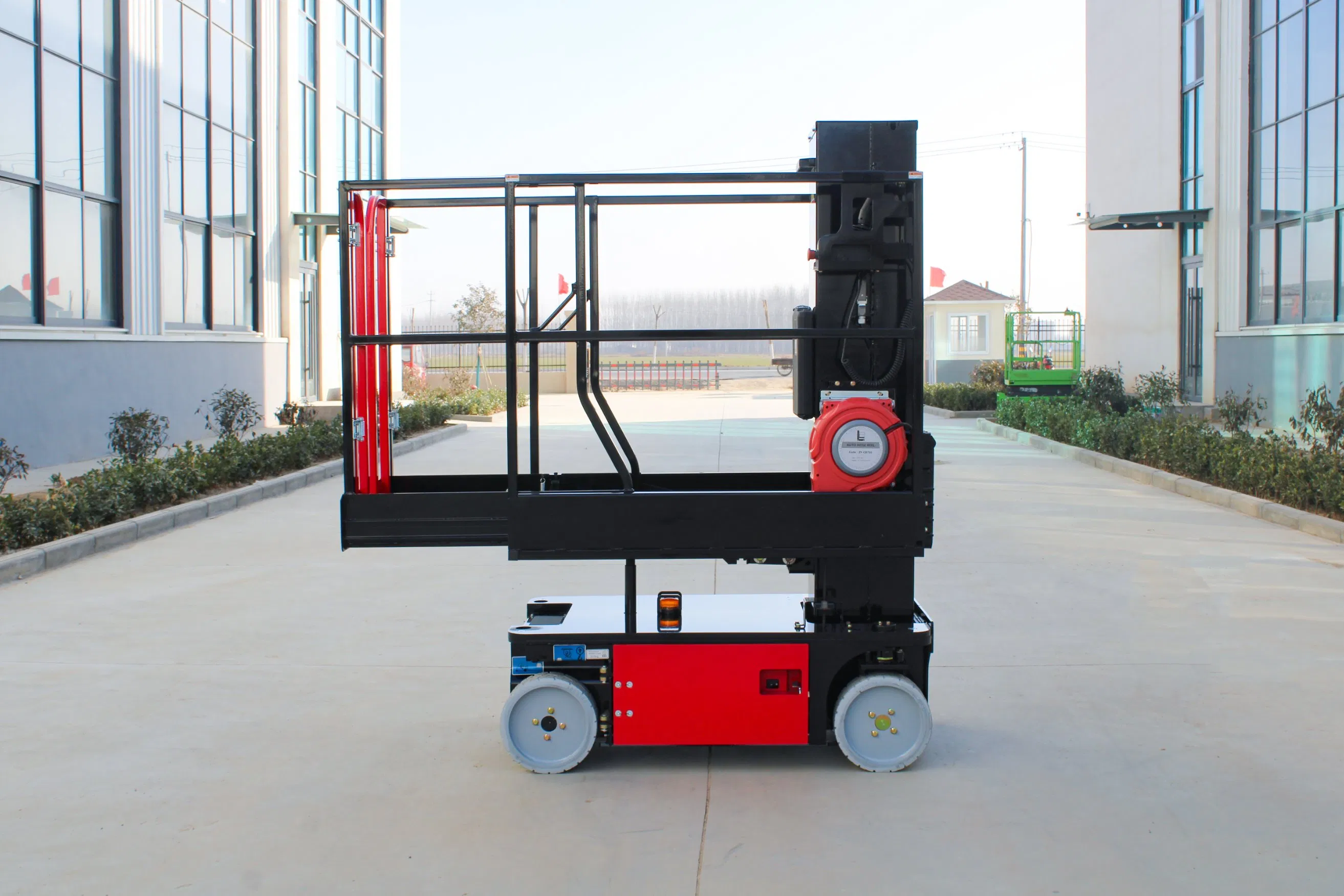 High-Efficiency Aerial Work Fully Electric Single-Person Telescopic Mast Lifting Platform in Stock.
