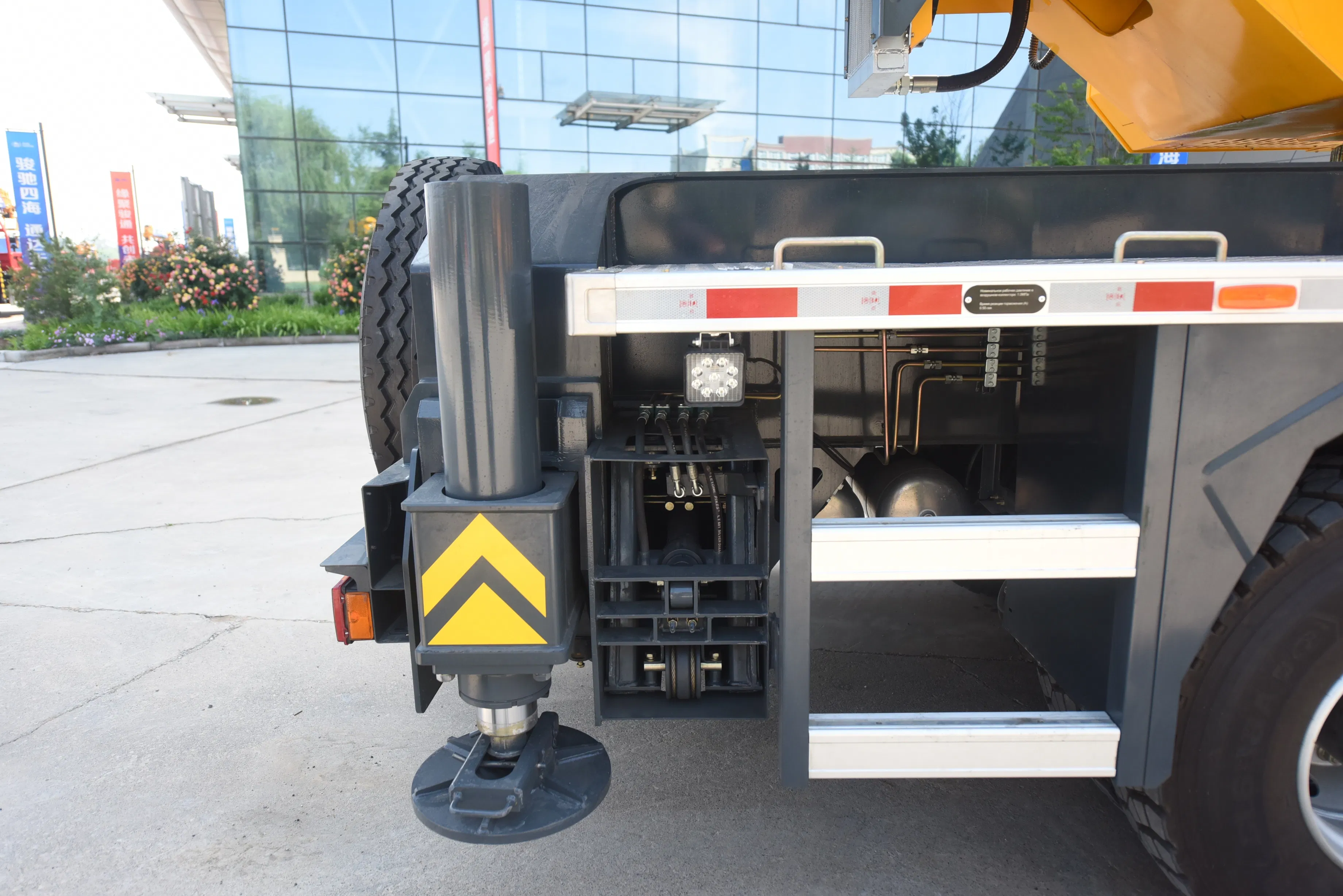 Heavy-Duty Truck Crane: Essential Lifting Solution for Construction