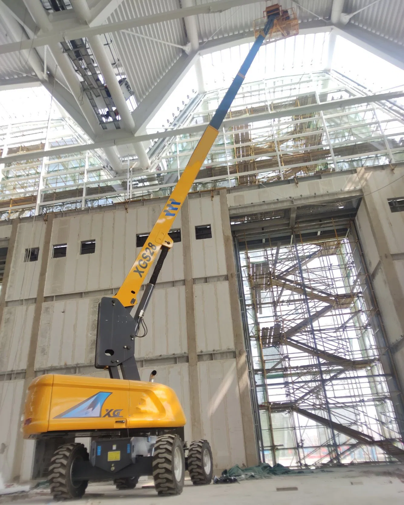 Self-Propelled Telescopic Lift Platform Mobile Elevated Work Platform 28m Payload at 340kg Xgs28