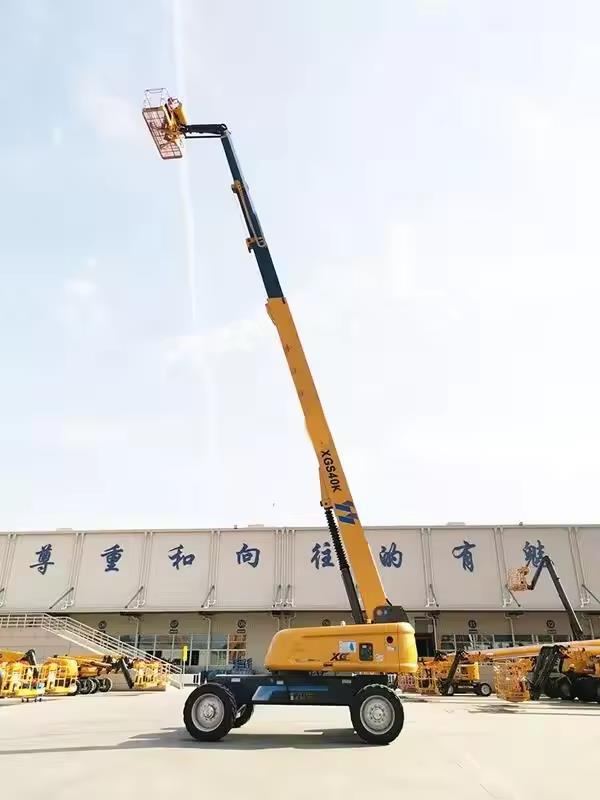Self-Propelled Telescopic Boom China 28m Lift Mobile Elevated Work Platform Xgs28K