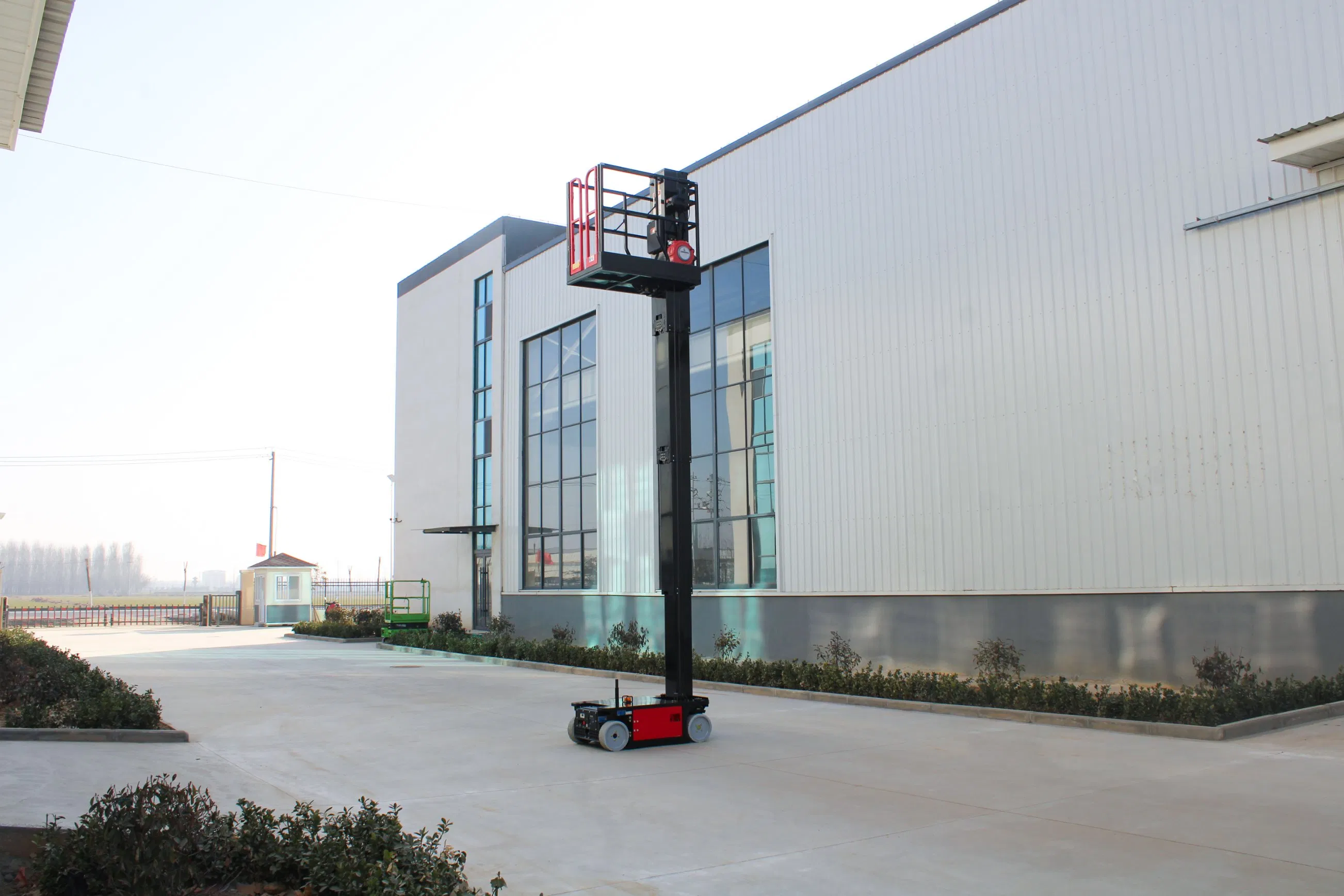 High-Efficiency Aerial Work Fully Electric Single-Person Telescopic Mast Lifting Platform in Stock.