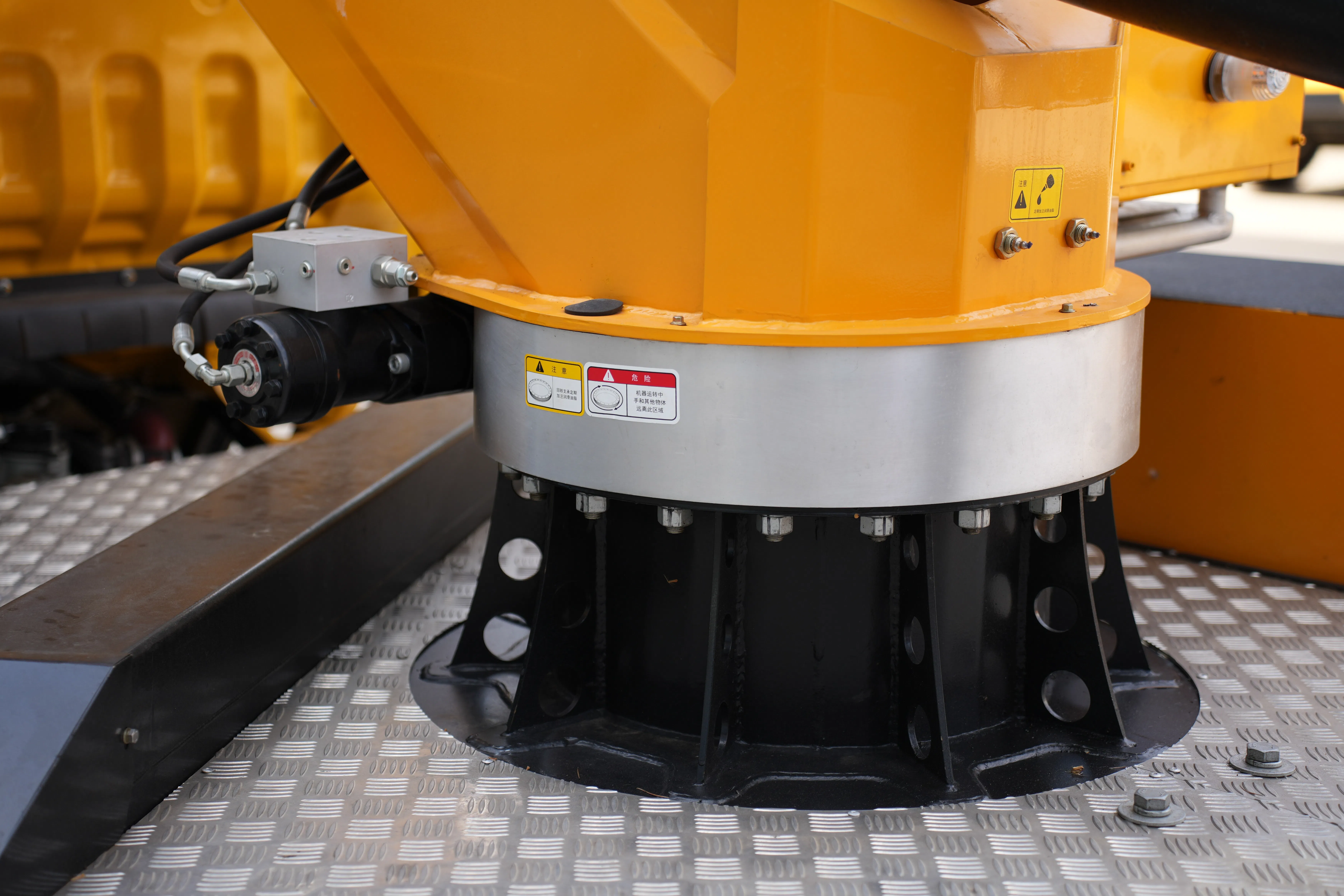 Heavy-Duty Aerial Work Equipment for 28-Meter Junton Access