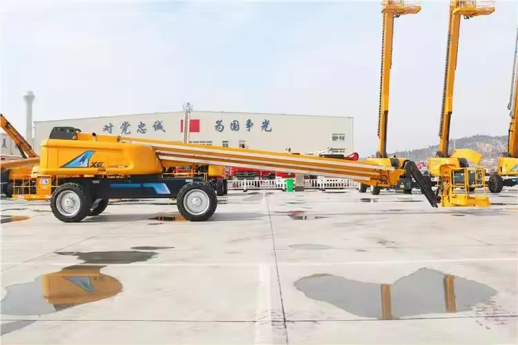Self-Propelled Telescopic Boom China 28m Lift Mobile Elevated Work Platform Xgs28K
