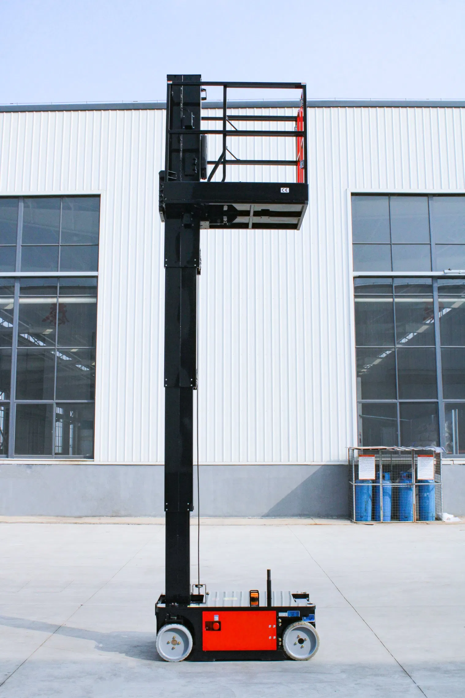 High-Efficiency Aerial Work Fully Electric Single-Person Telescopic Mast Lifting Platform in Stock.