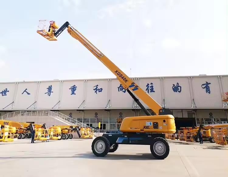 Self-Propelled Telescopic Boom China 28m Lift Mobile Elevated Work Platform Xgs28K