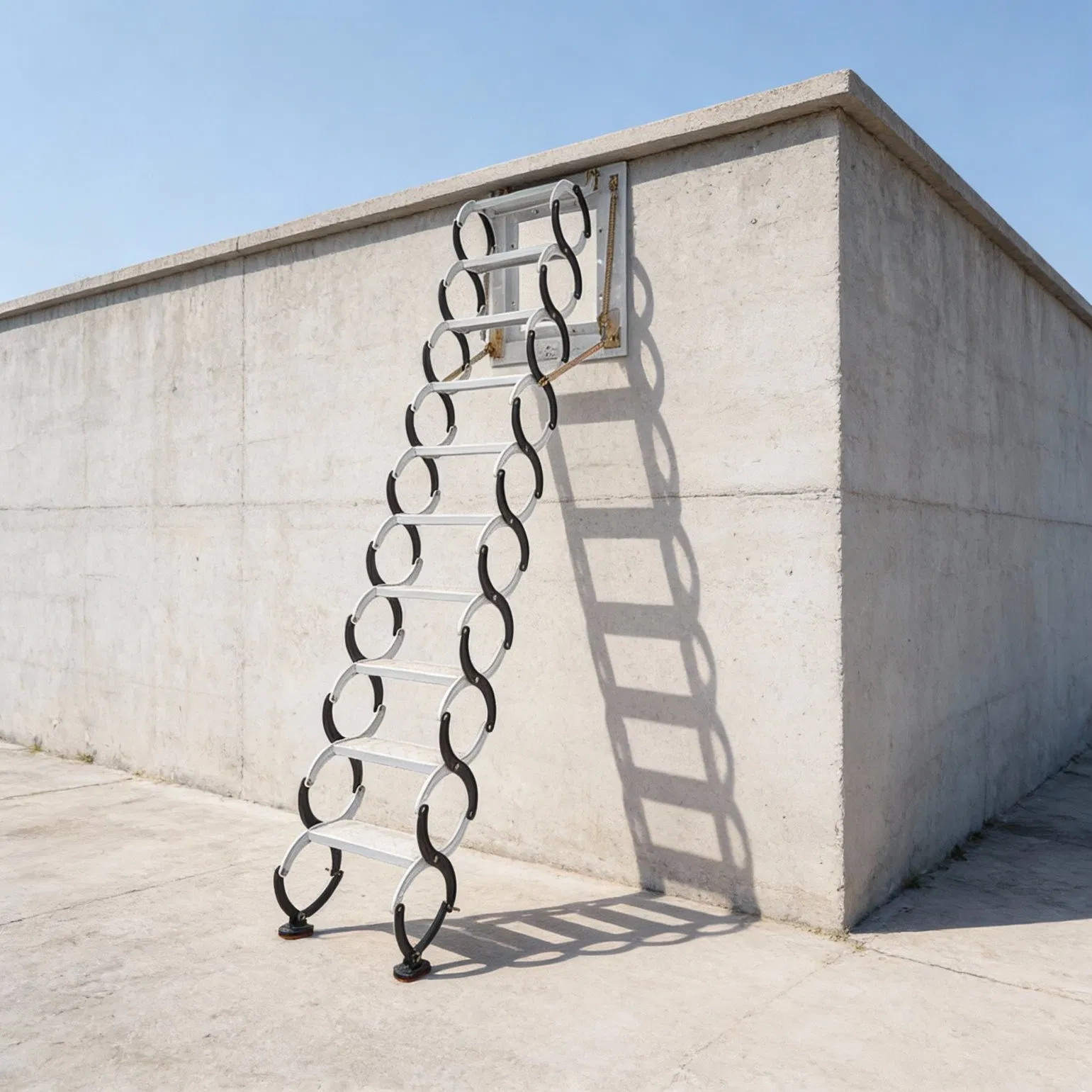 Outdoor Steel Wall Mounted Retractable Ladder System