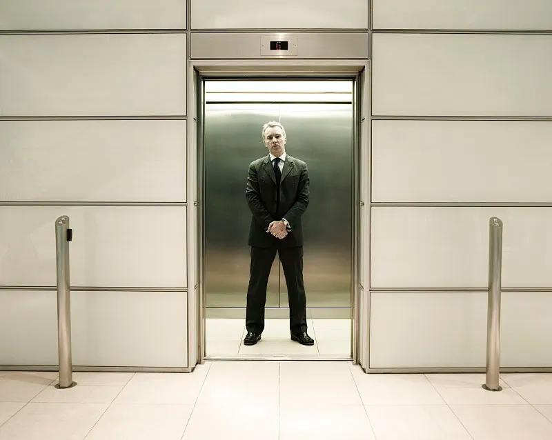 Vvvf 6 Luxury Passenger Lift 320kg Transformation Traction Passenger Elevator