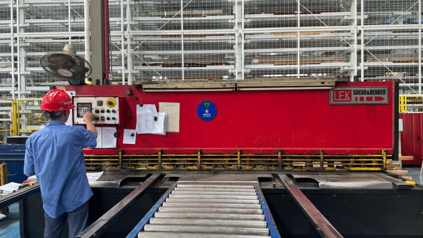 DHI Lift raw material leveling process — precision steel preparation