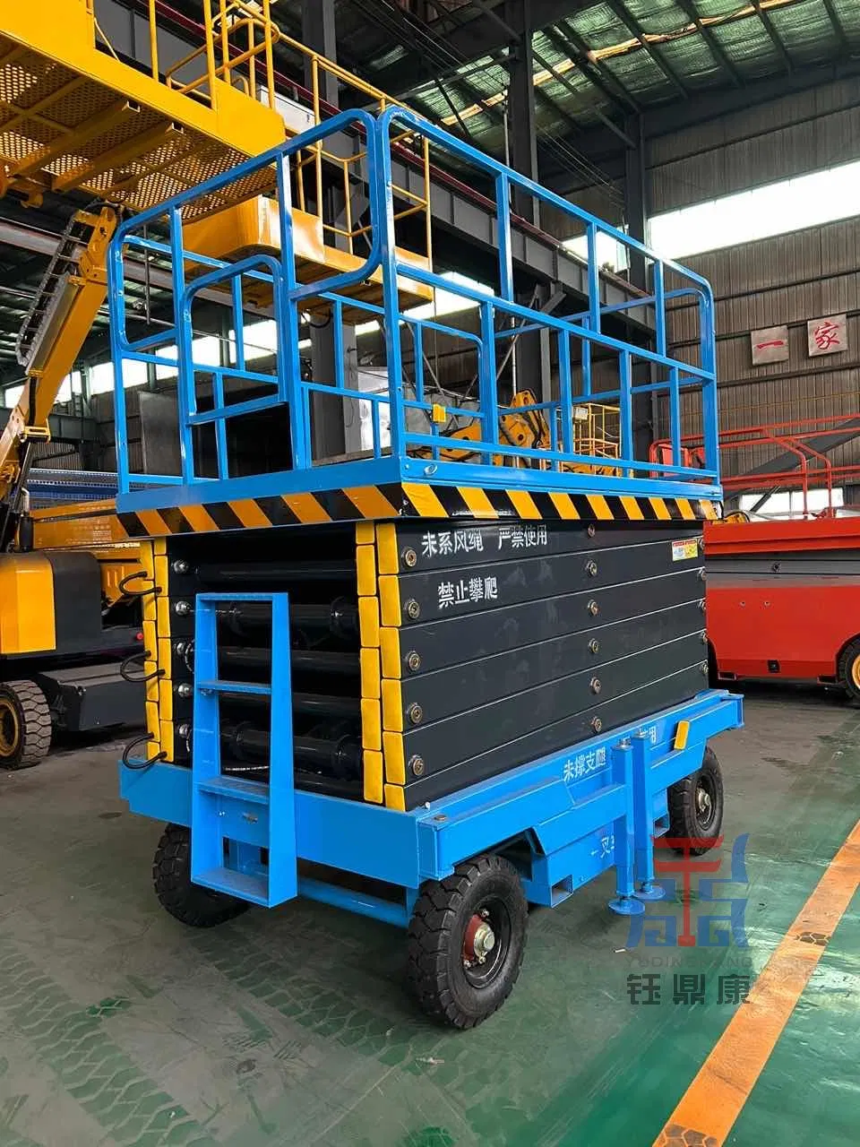 High-Speed Track Type Cargo Elevator 0.5m/S Lifting Speed for Efficient Logistics