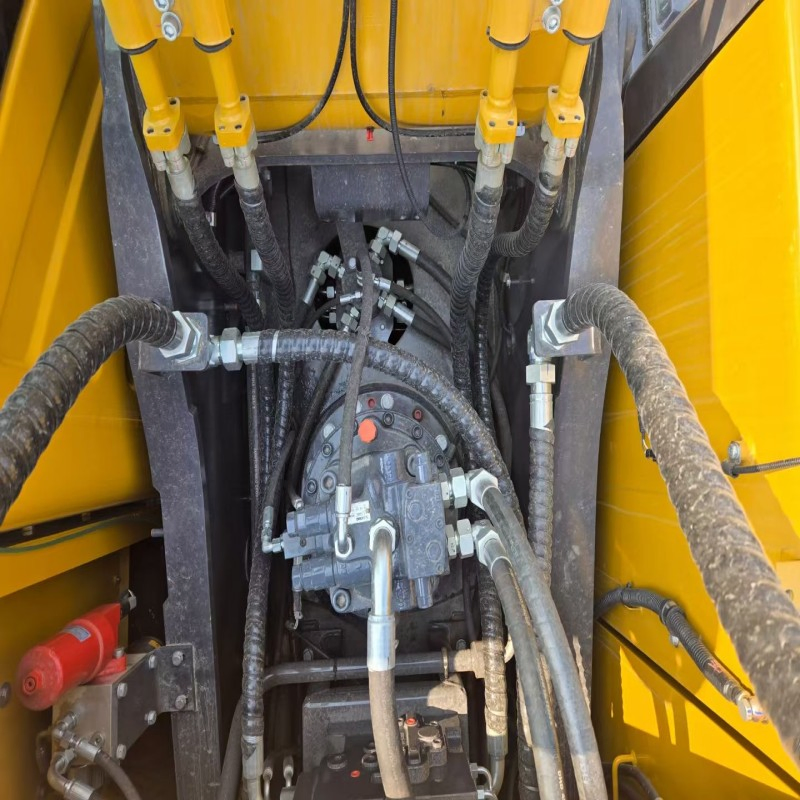 Versatile Earthmoving Solution: Ideal for Mining, Construction and Road Work