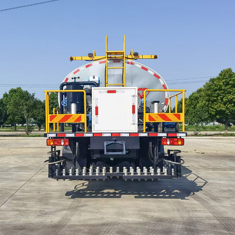 Dongfeng 4X2 Asphalt Sprayer Truck for Efficient Roadwork