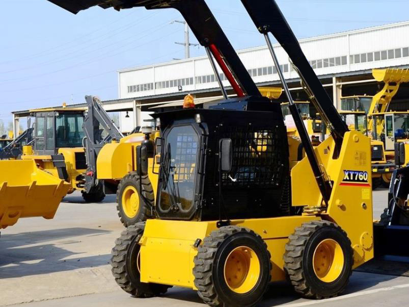 Xc750K Wheel Skid Steer Loader 1000kg Strong Hydraulic System for Earthmoving Utility Projects