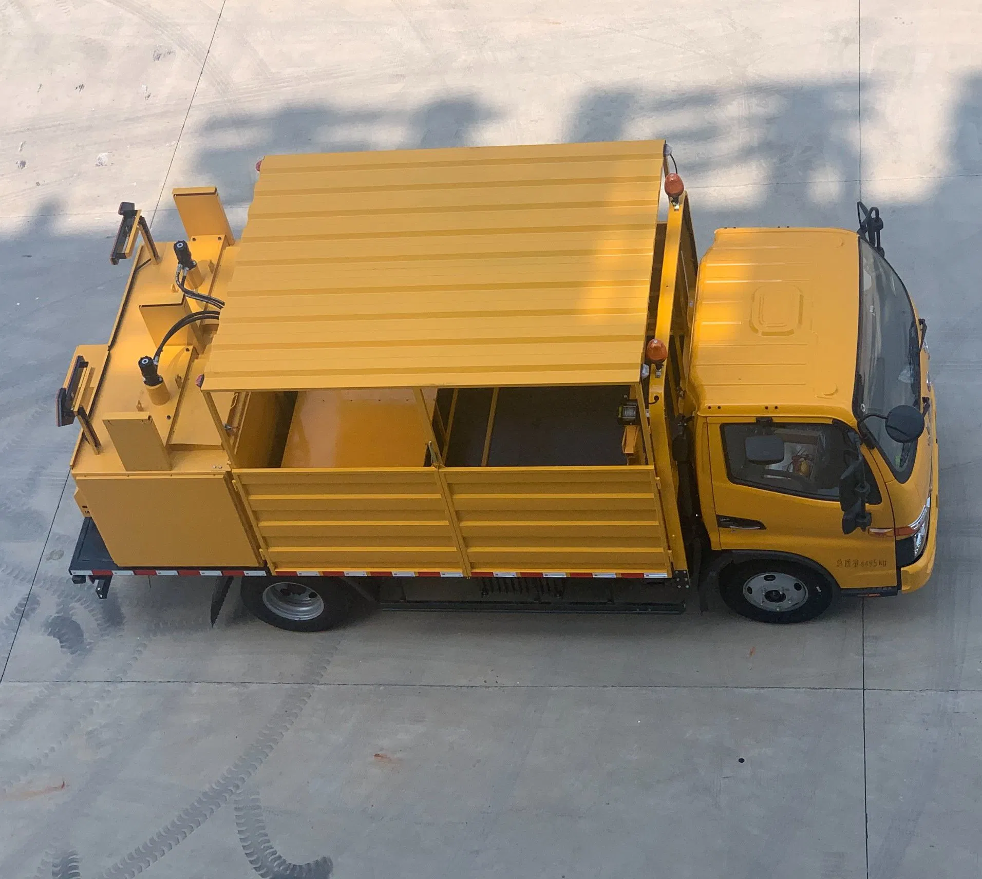 Hw-2000 Vehicle-Mounted Silent Hot Melt Kettle - Efficient Road Line Marking Machine Equipment for Highway &amp; Airport