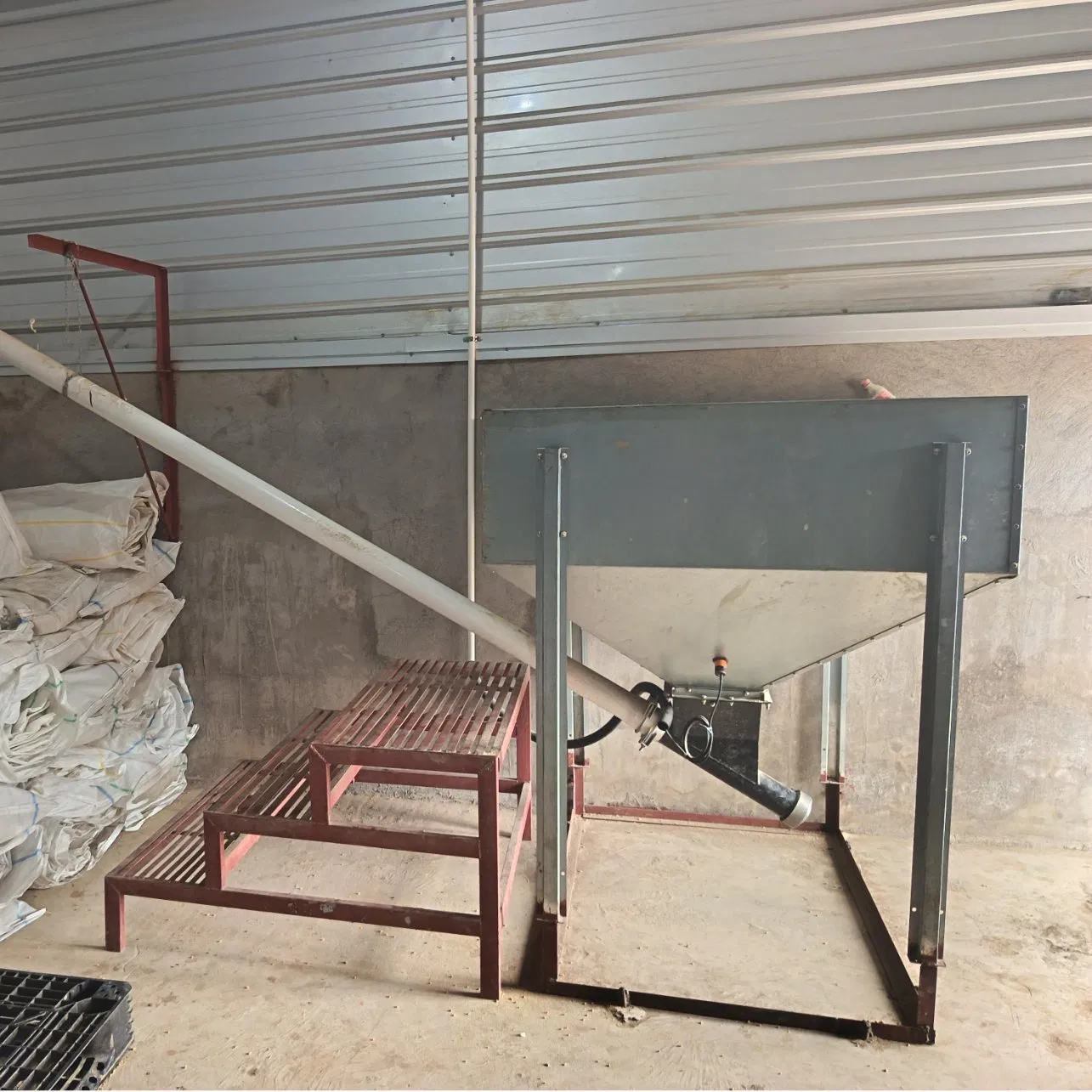 Compact Reliable Fill System Equipment Sturdy Construction Easy Installation Low Maintenance Smooth Material Transport Ideal for Layer Farms