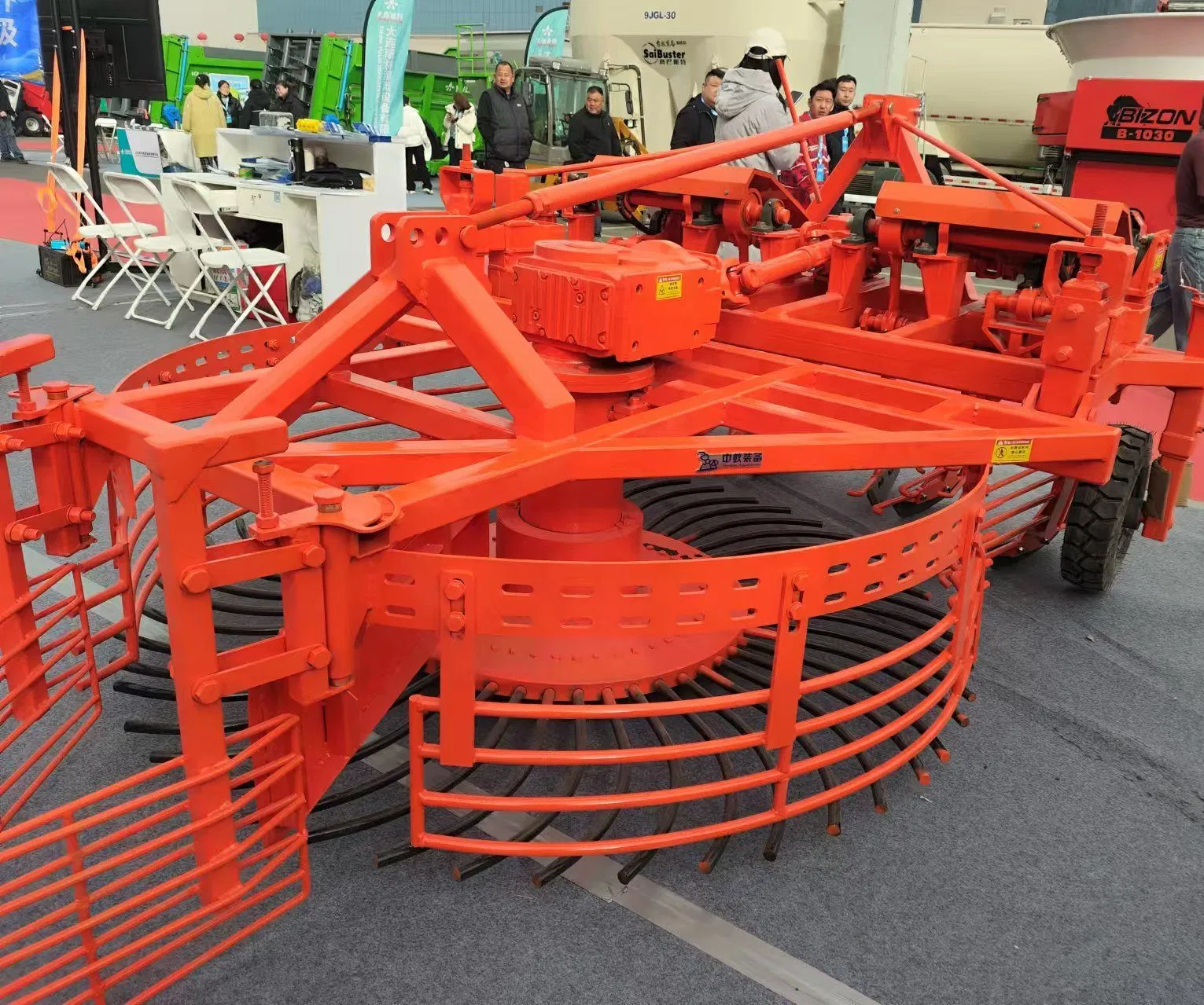 4-Row Beet Harvesting Machine with Customizable Plow Blade