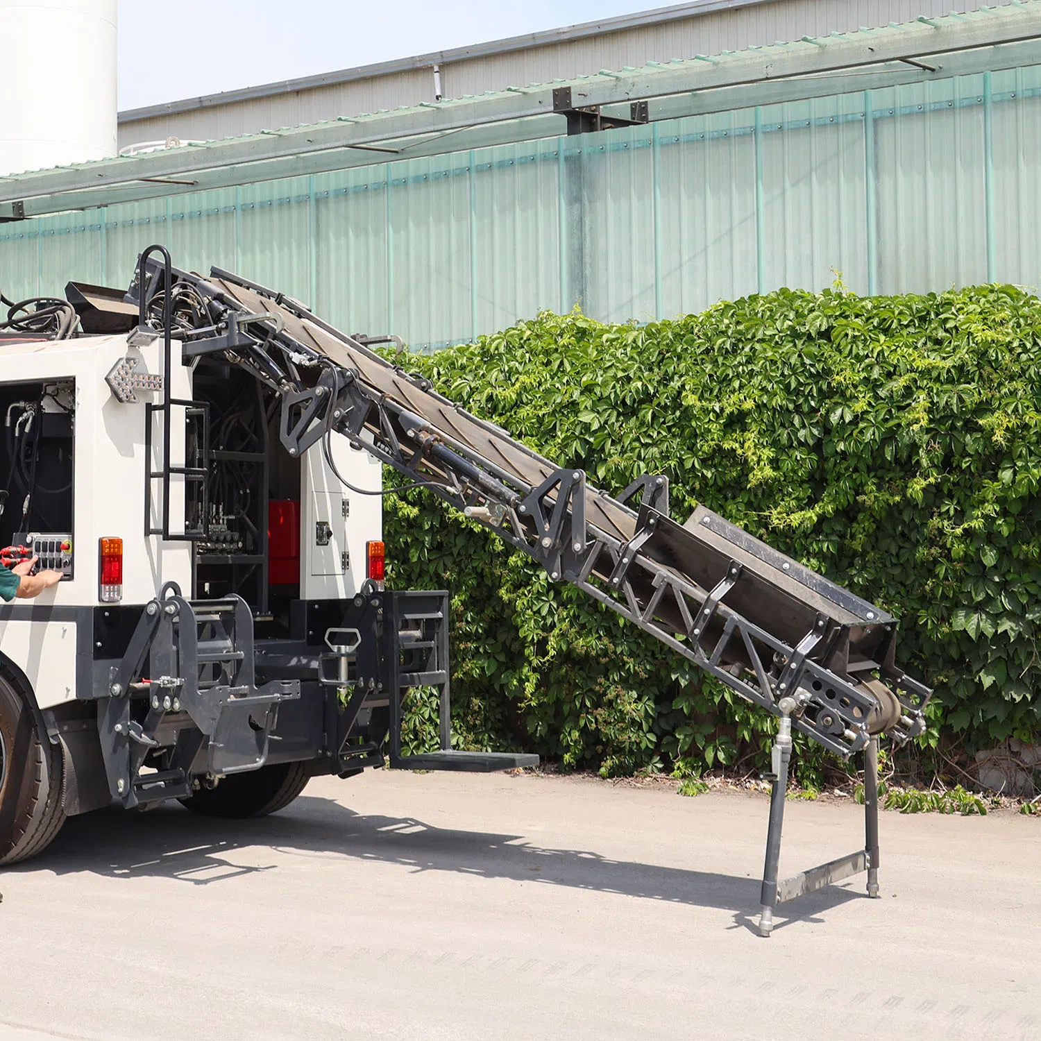 High-Efficiency Asphalt Patcher Machine with 270 L Fuel Tank for Road Construction