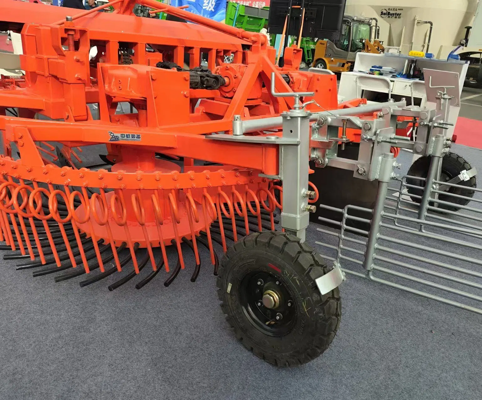 4-Row Beet Harvesting Machine with Customizable Plow Blade