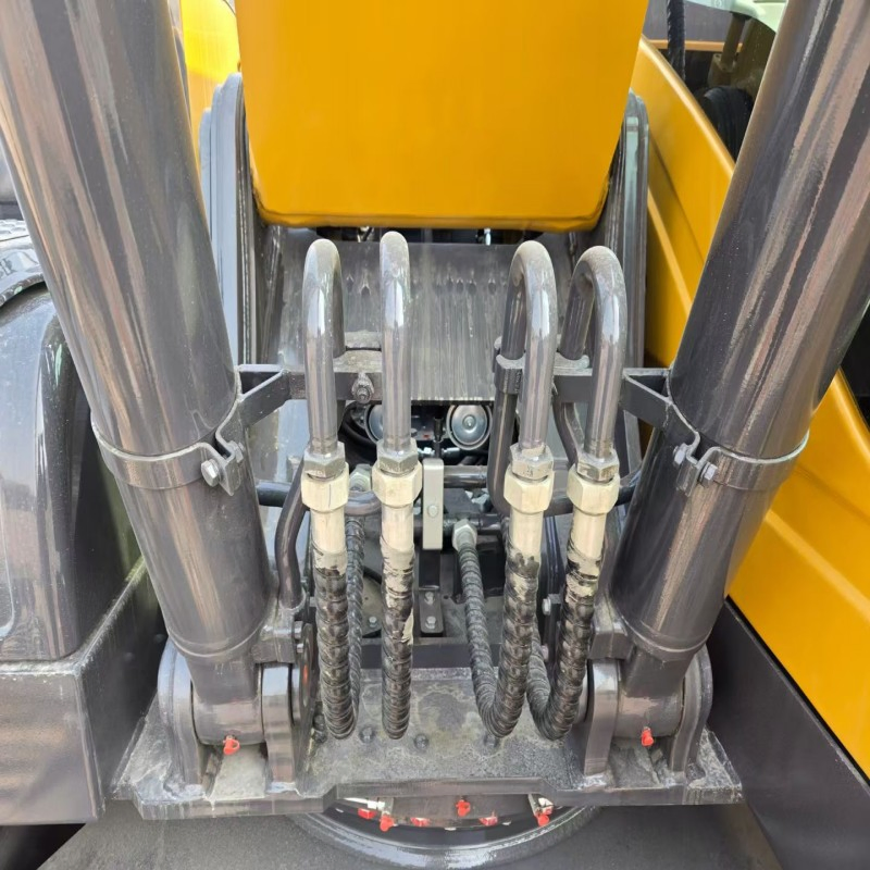 Versatile Earthmoving Solution: Ideal for Mining, Construction and Road Work