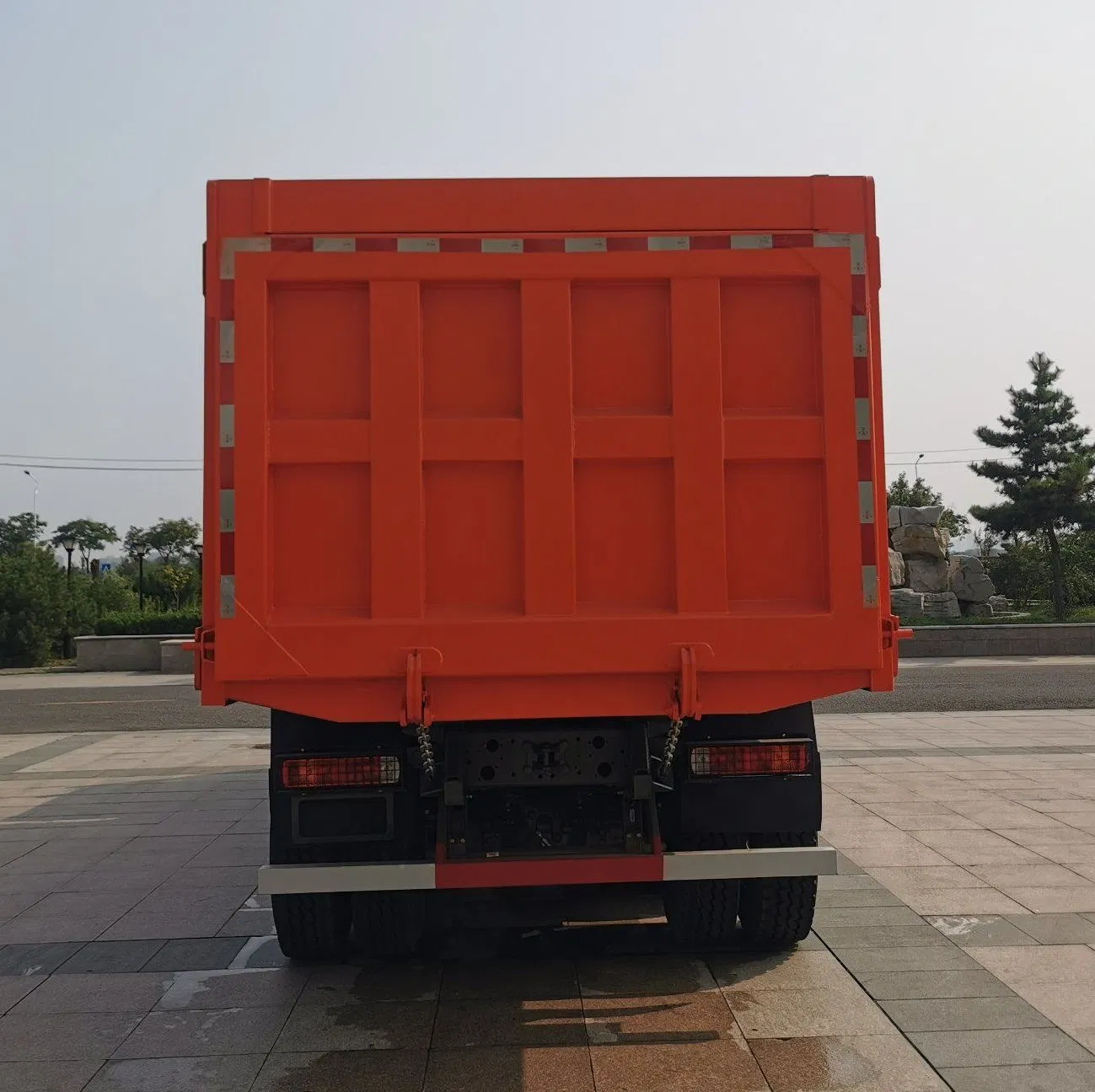 China New Sinotruk 6X4 8X4 371HP 10/12 Wheels Diesel LHD/Rhd 18-25cbm Heavy Duty Hydraulic Tipping Tipper Mine Dumper Dump Mining Transport Truck