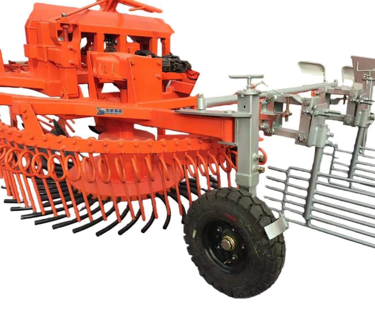 Beet Pulling and Gathering Machine with Tensified Sieve for Sufficiently Beet Harvesting Opreating Width More Than 3m
