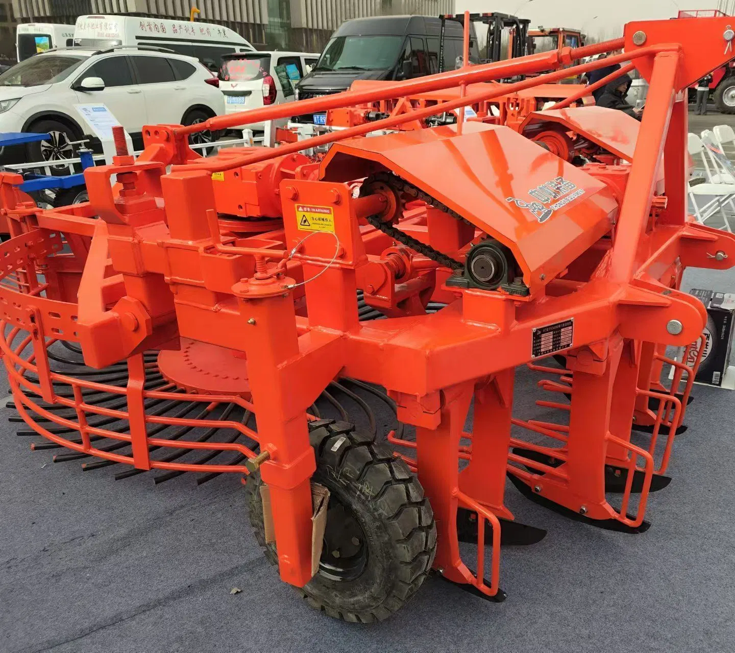 4-Row Beet Harvesting Machine with Customizable Plow Blade