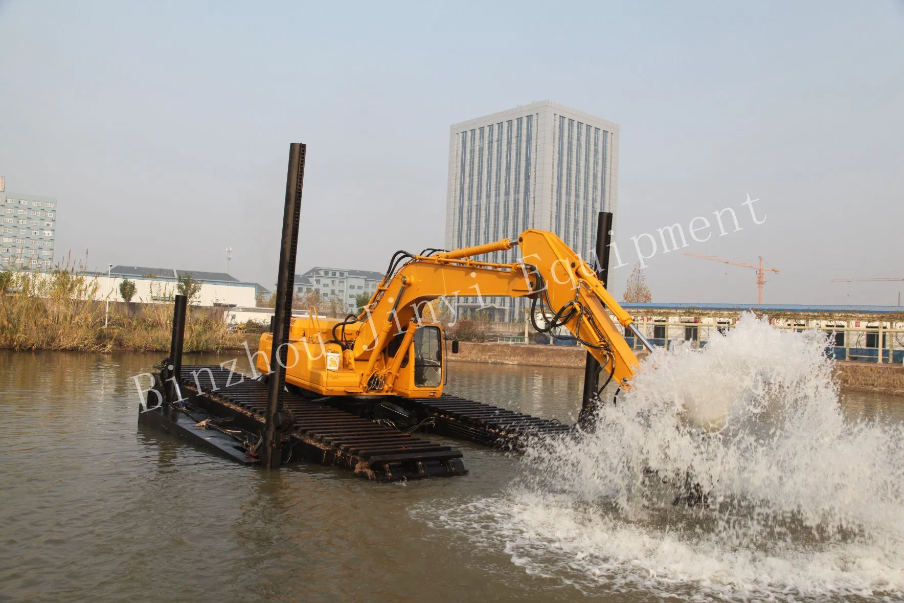 Jinyi Amphibious Excavator: Powerful 20ton Heavy Duty Equipment