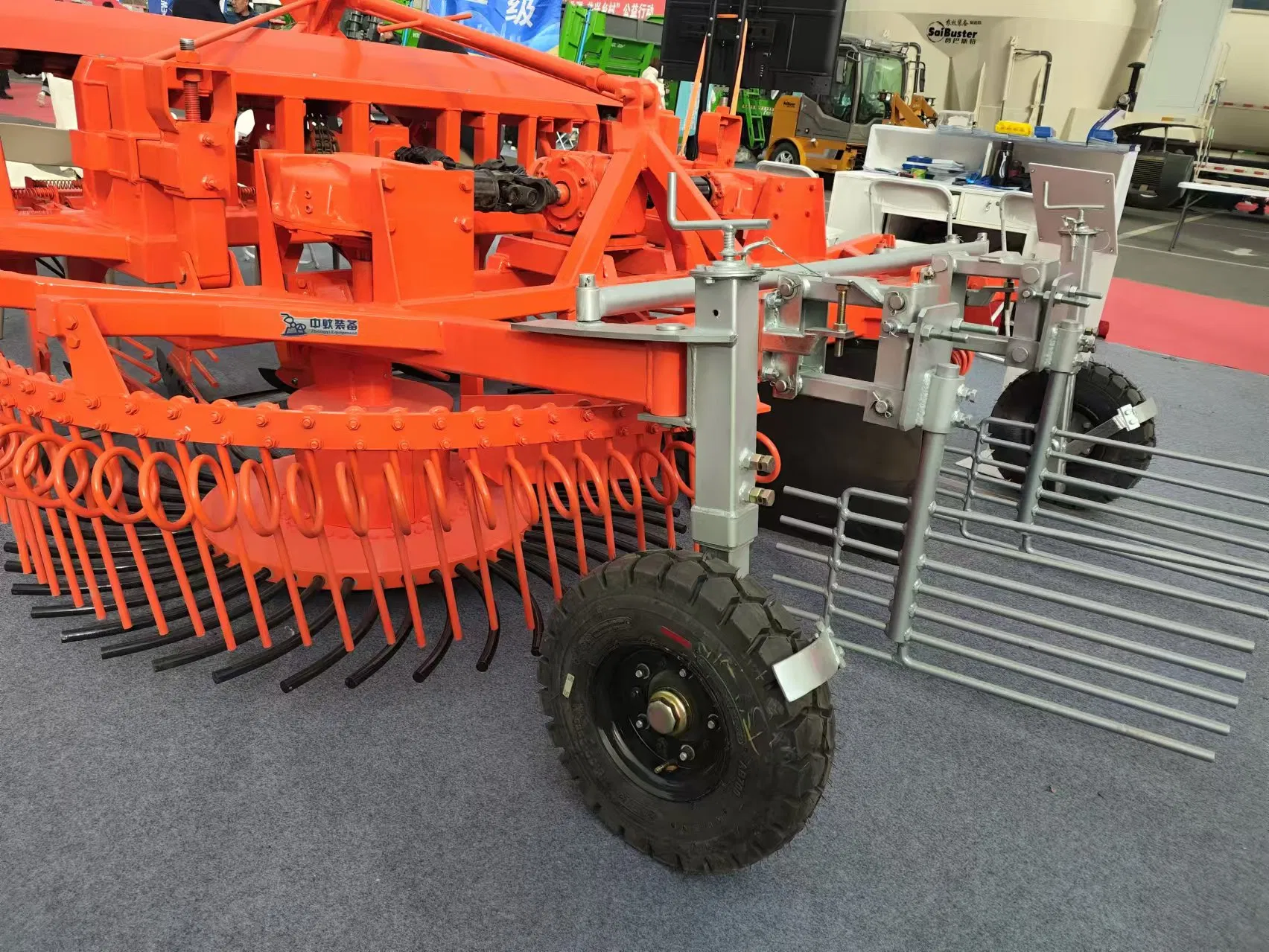 Advanced 4-Row Beet Harvesting Equipment: Equipped with Tailored Folding Solutions